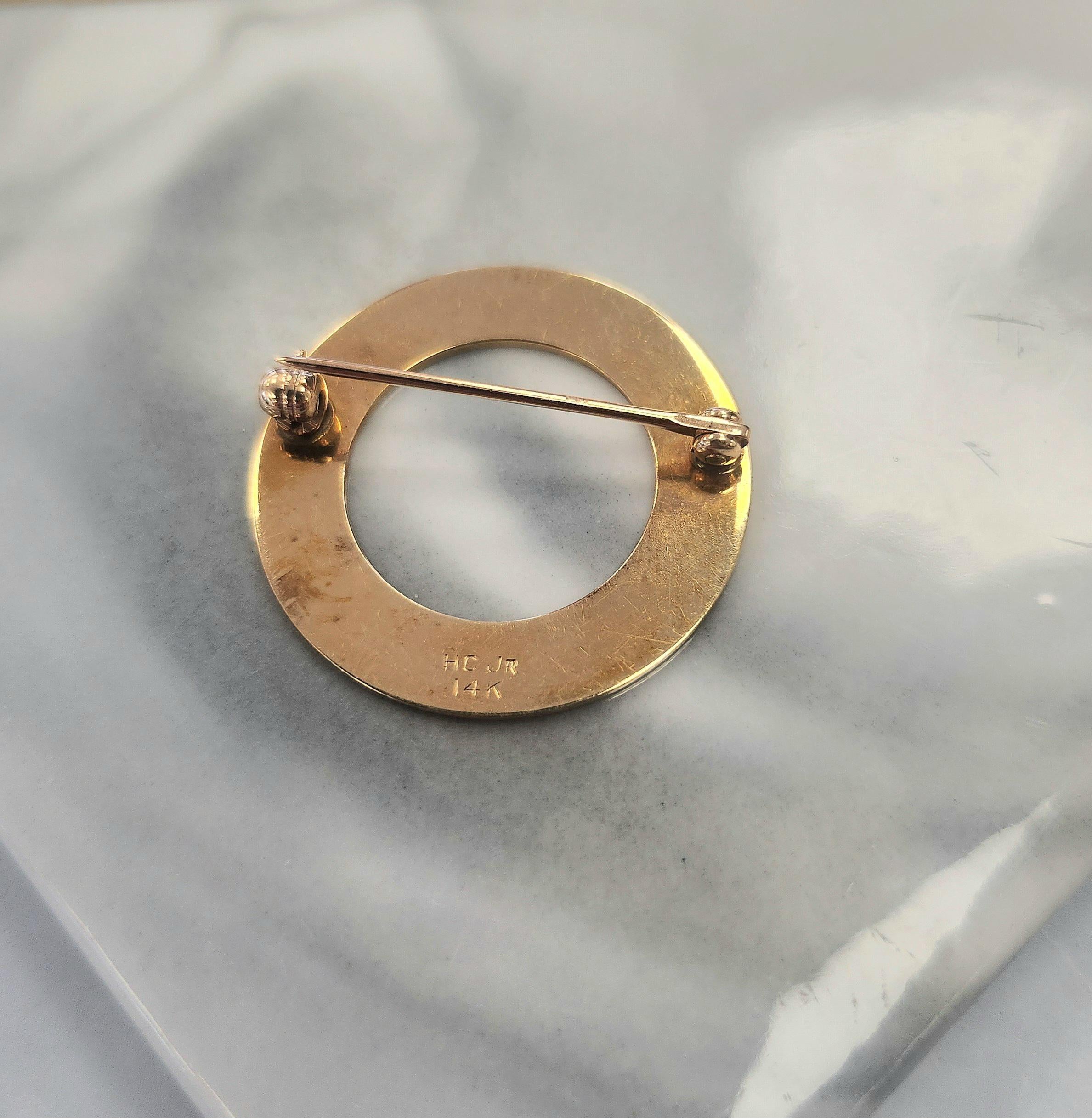 Women's or Men's Vintage Circle Brooch Roses and Leaves Engraved 14K Yellow Gold For Sale