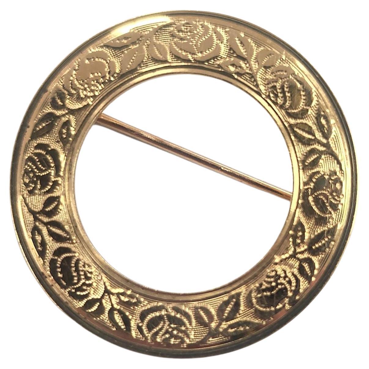 Vintage Circle Brooch Roses and Leaves Engraved 14K Yellow Gold For Sale
