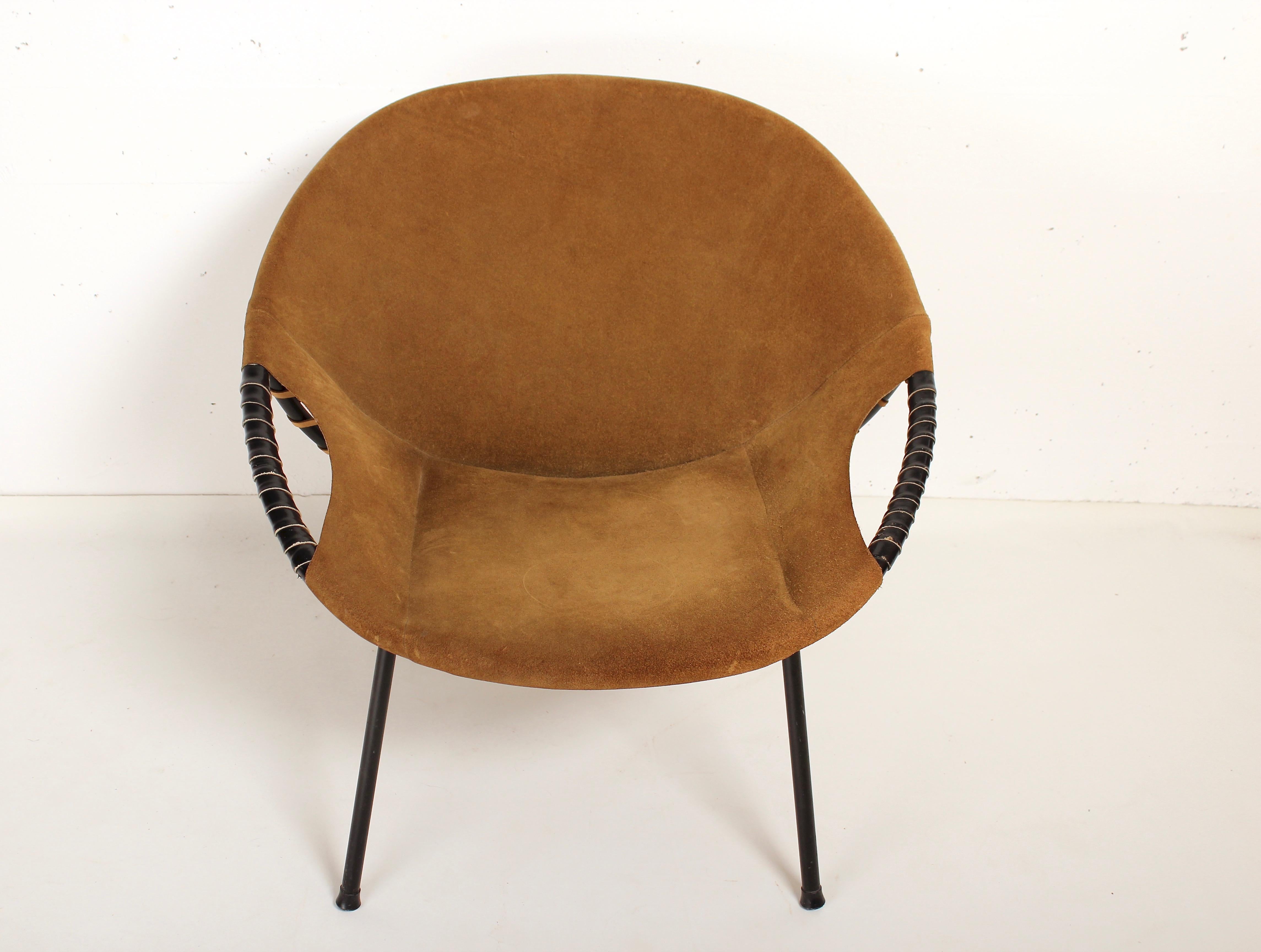 This beautiful circle lounge chairs was designed by Lusch Erzeugnis for Lusch & Co in the 1960s. Tubular enameled metal laced sling/scoop arm chair, in Army green suede leather, all original.
The chair is very comfortable and timeless.