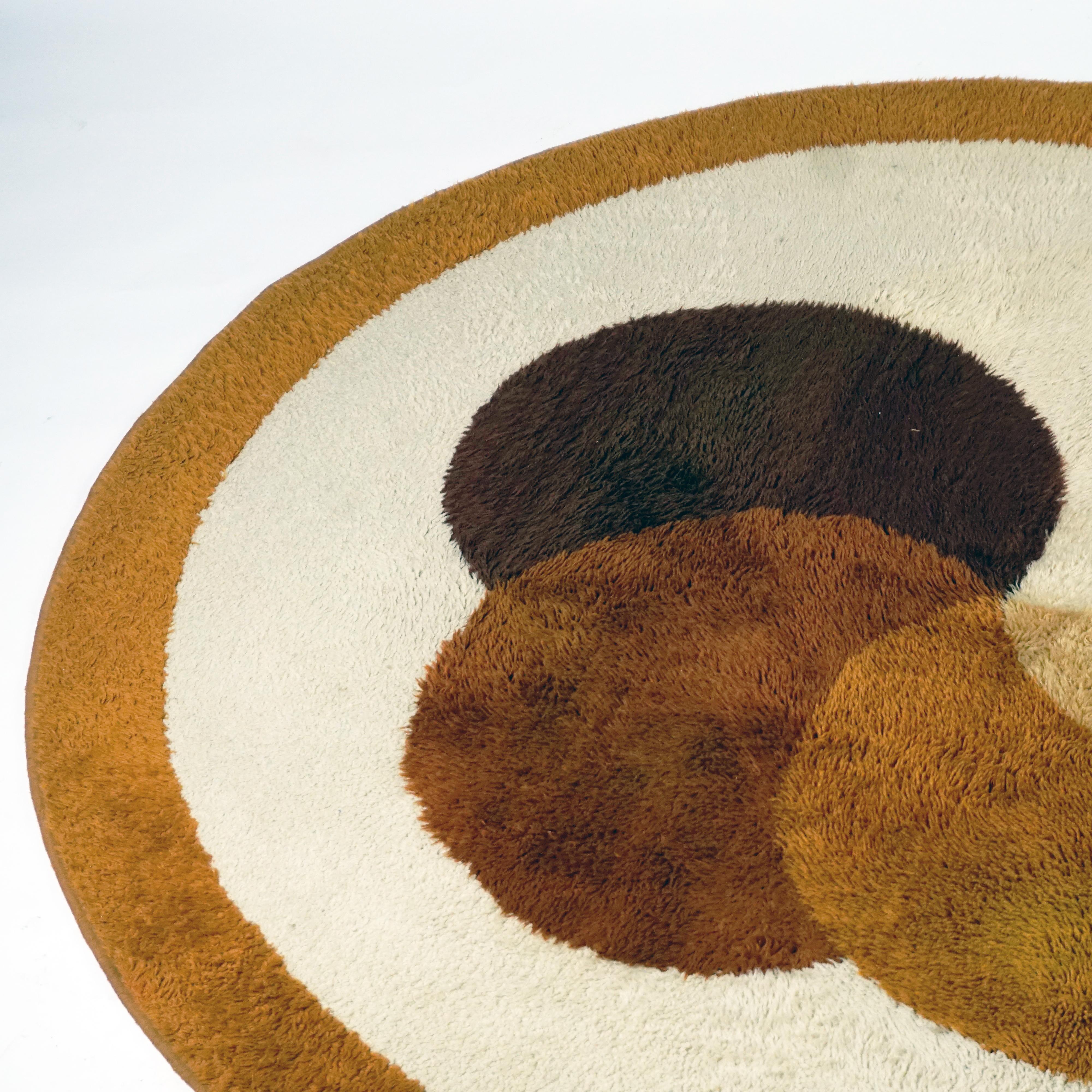 Vintage Circular Beige and Brown Wool Flower Rug by Desso, Netherlands, 1970s In Good Condition For Sale In Vienna, AT