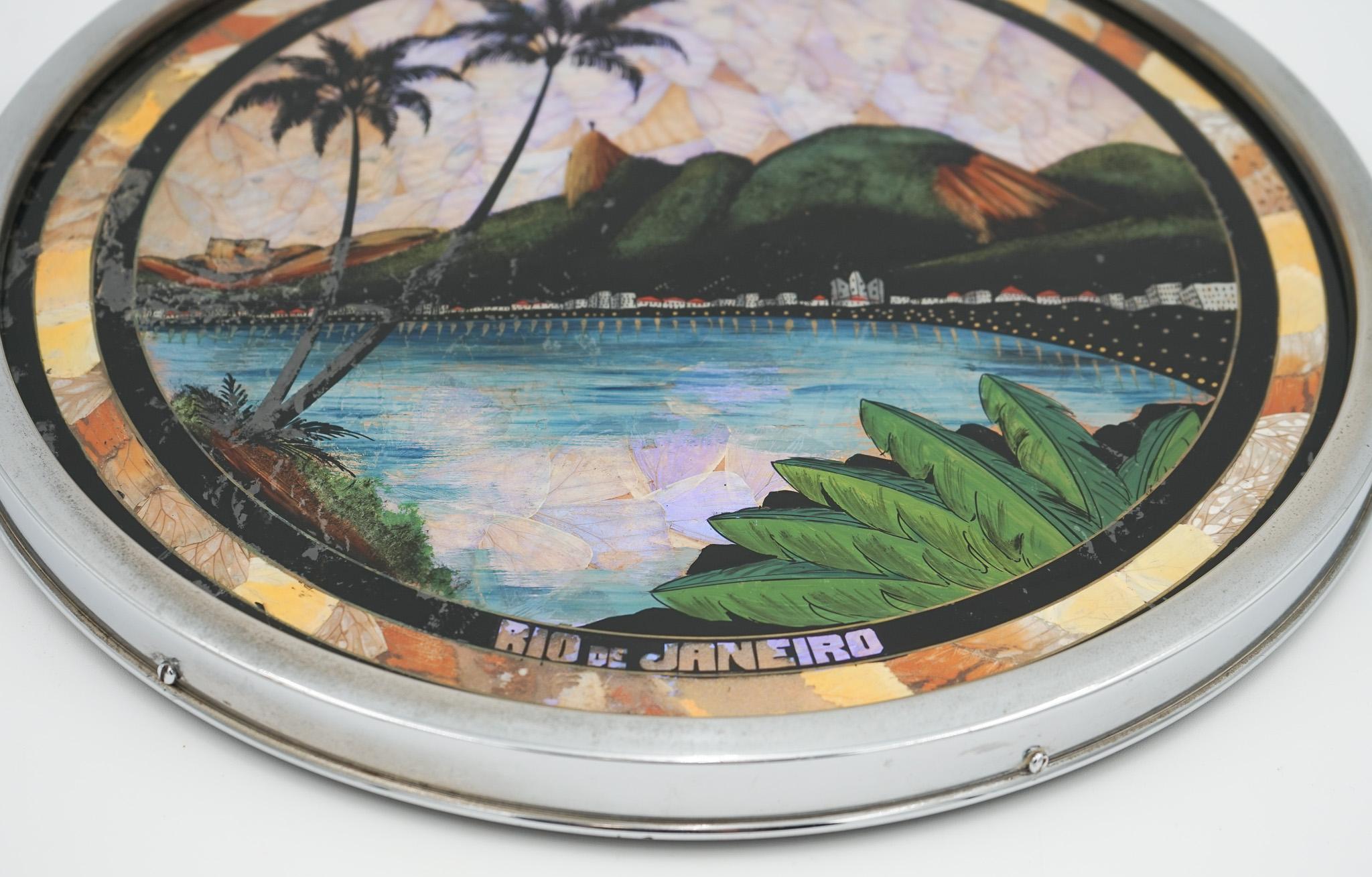 
Antigüedades de Londres



Estamos encantados de ofrecer a la venta esta Bandeja de Metal Mariposa Morpho.

Bandeja circular de metal de época, de mediados del siglo XX, procedente de Río de Janeiro, Brasil. La superficie de la bandeja está