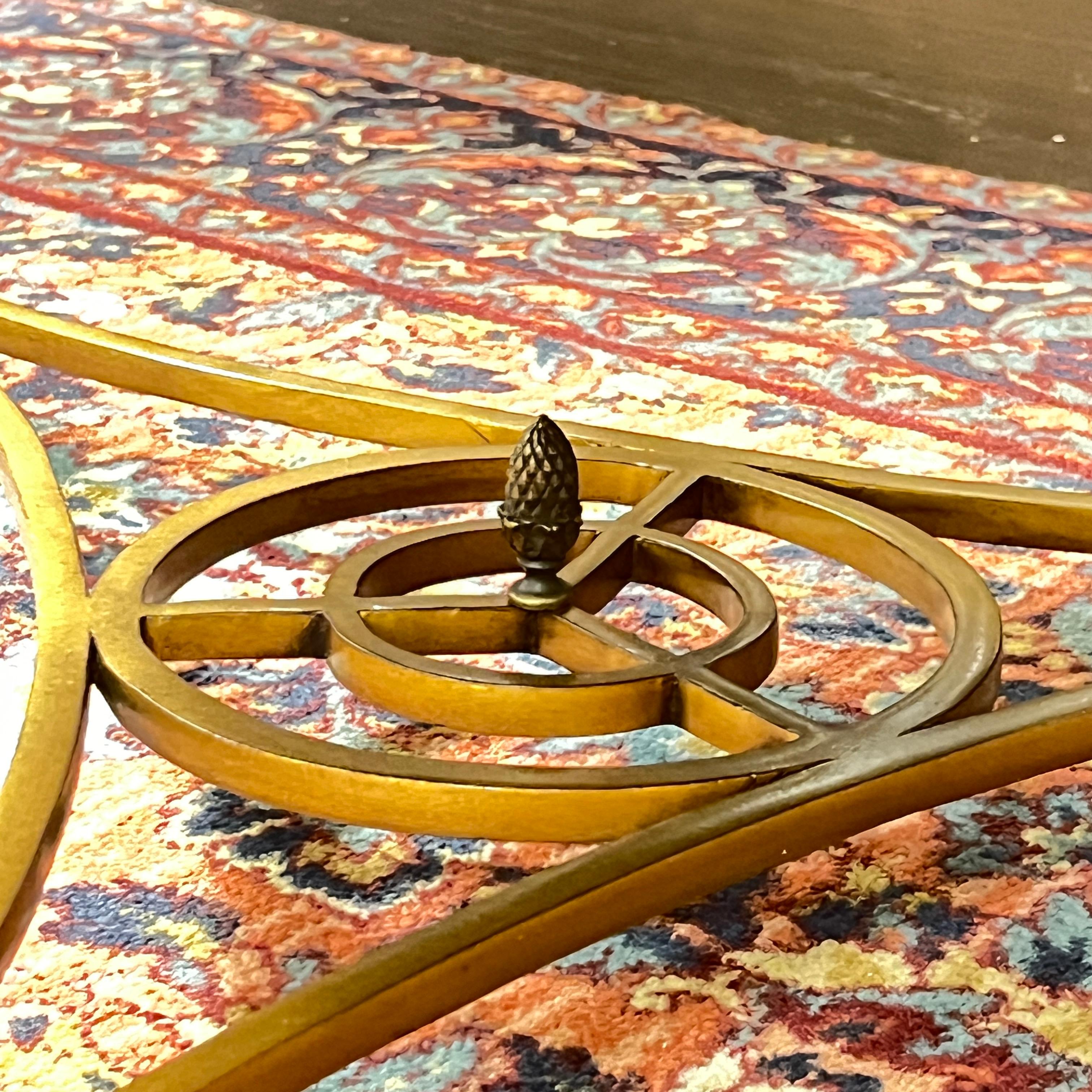 Table centrale circulaire vintage en bronze doré avec plateau en verre miroir gravé en vente 4