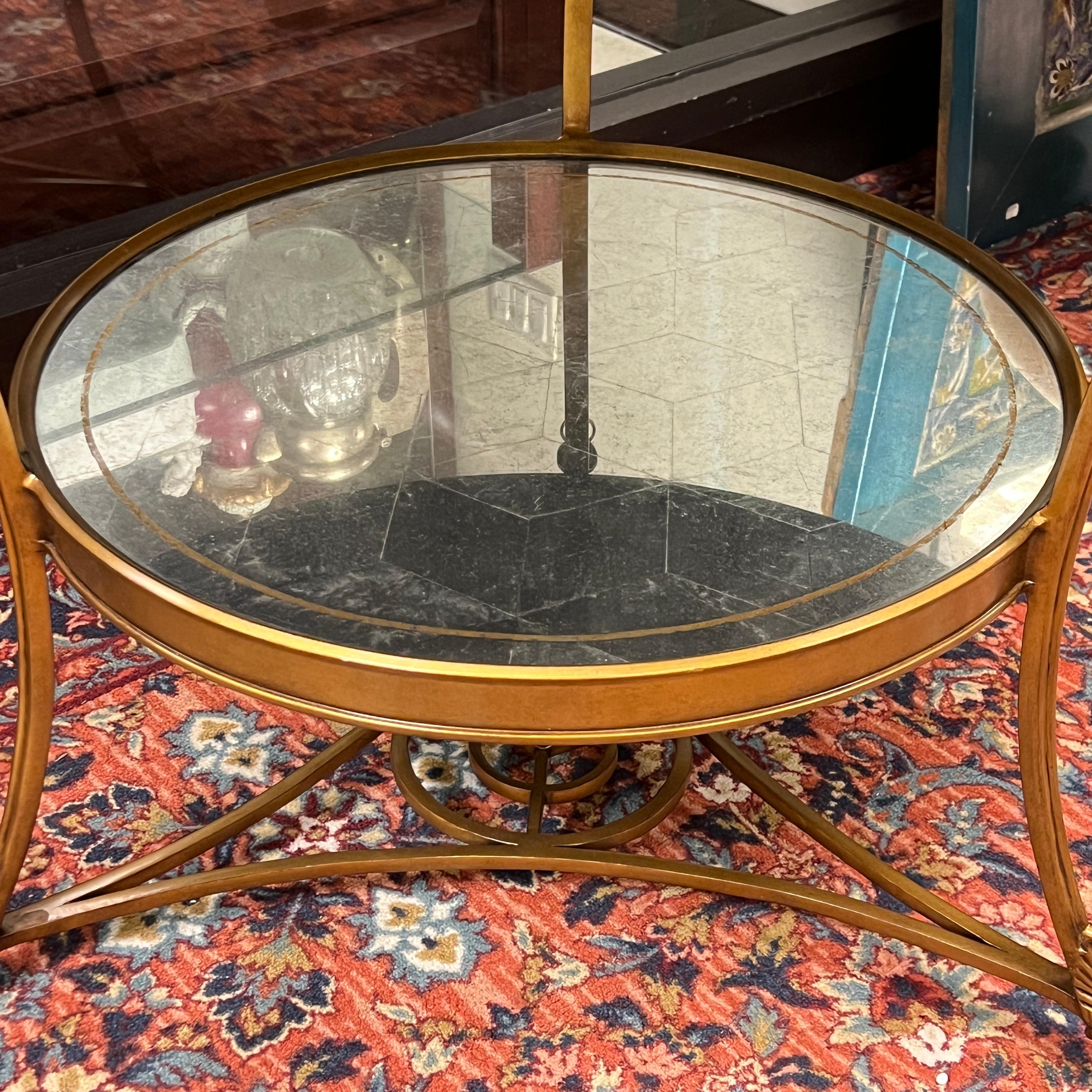 Table centrale circulaire vintage en bronze doré avec plateau en verre miroir gravé en vente 5