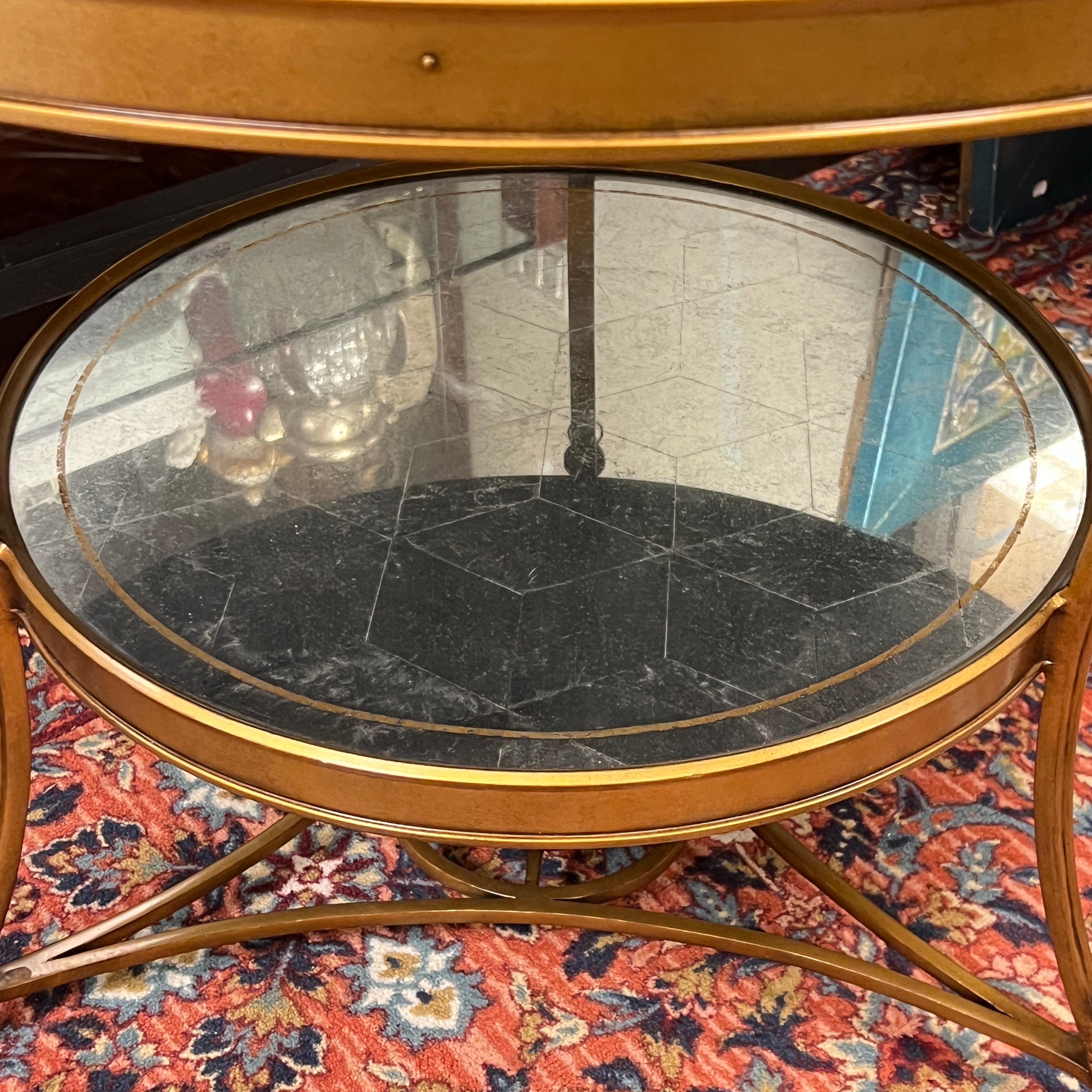 Table centrale circulaire vintage en bronze doré avec plateau en verre miroir gravé en vente 6