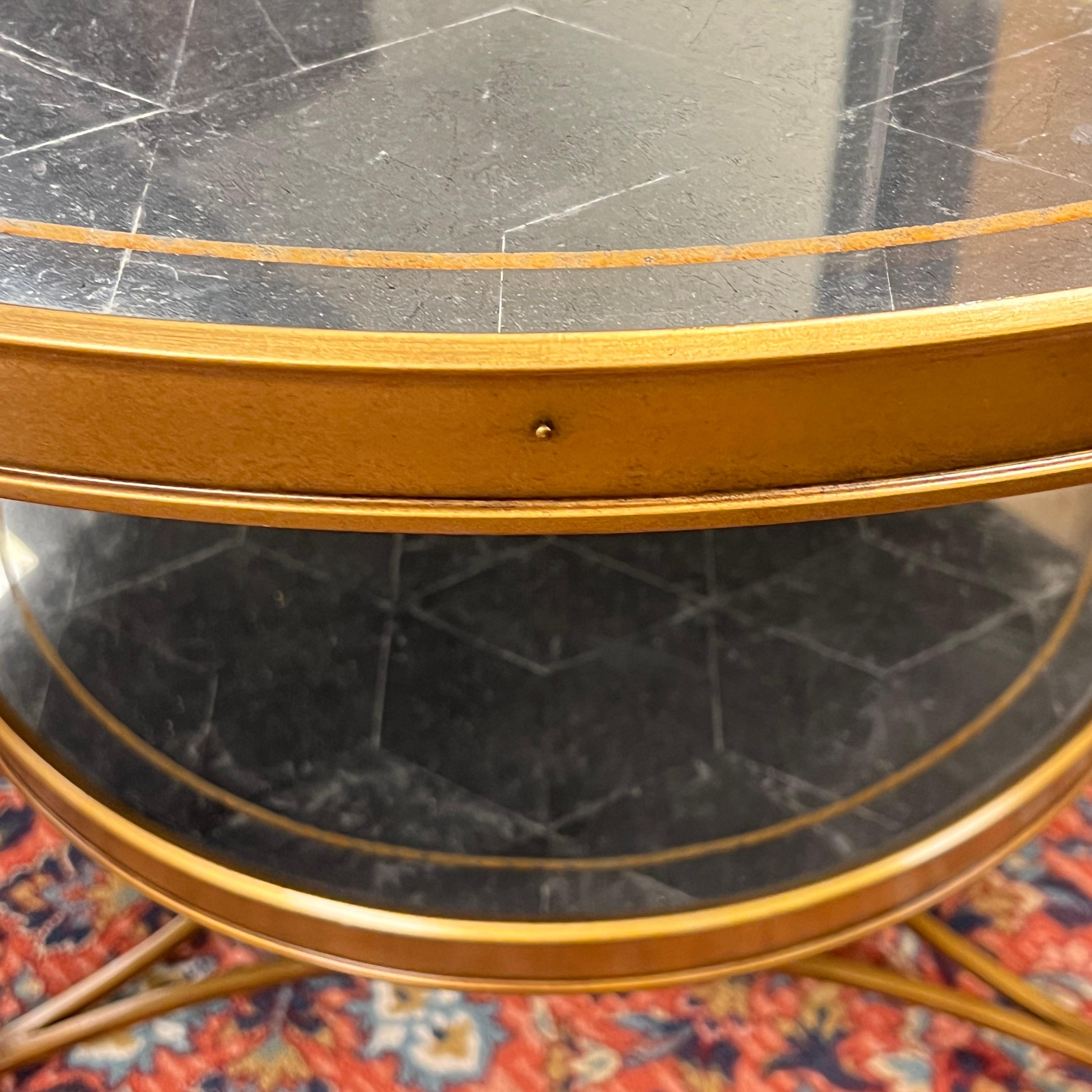 Table centrale circulaire vintage en bronze doré avec plateau en verre miroir gravé en vente 7