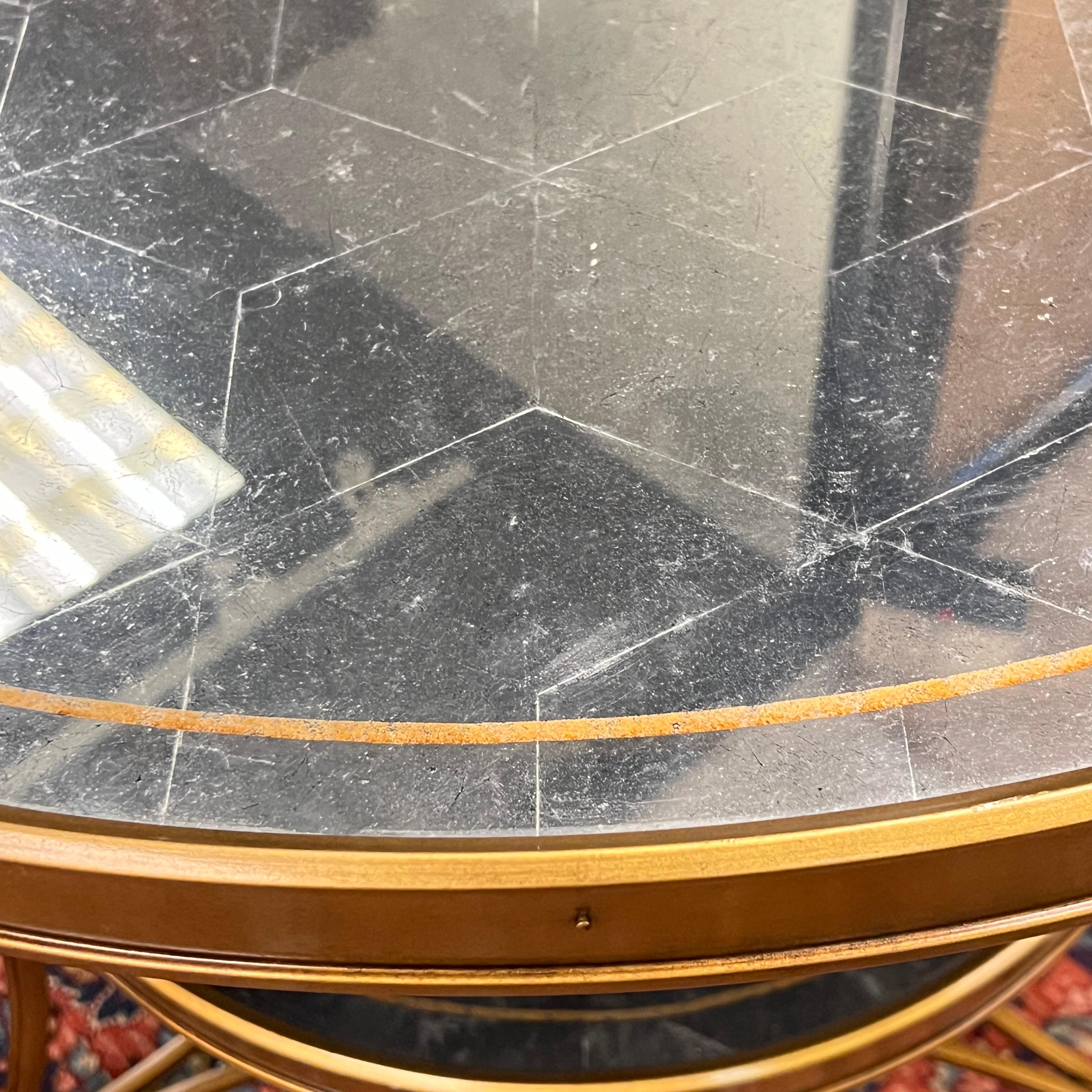 Table centrale circulaire vintage en bronze doré avec plateau en verre miroir gravé en vente 8