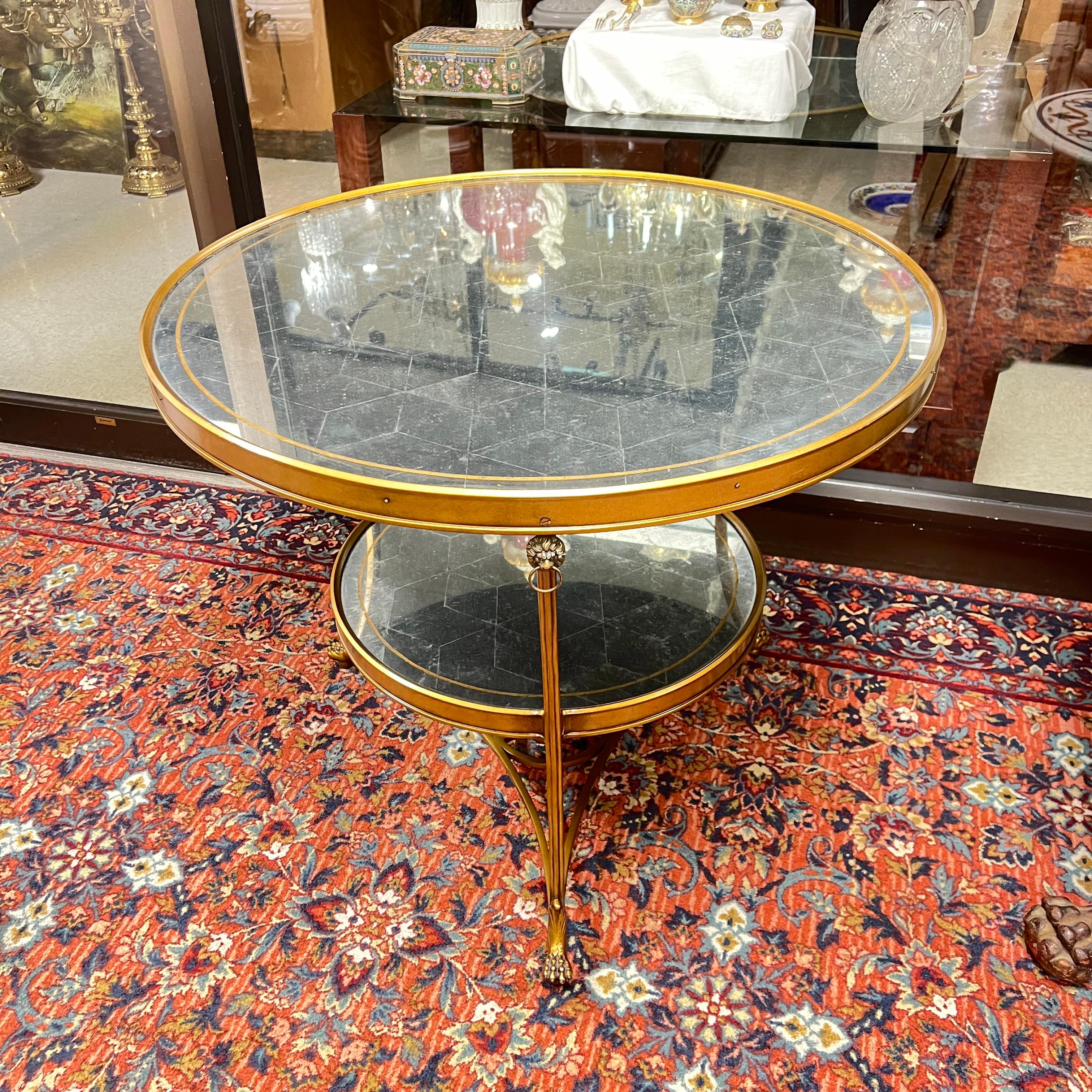 Table centrale circulaire vintage en bronze doré avec plateau en verre miroir gravé Bon état - En vente à New York, NY