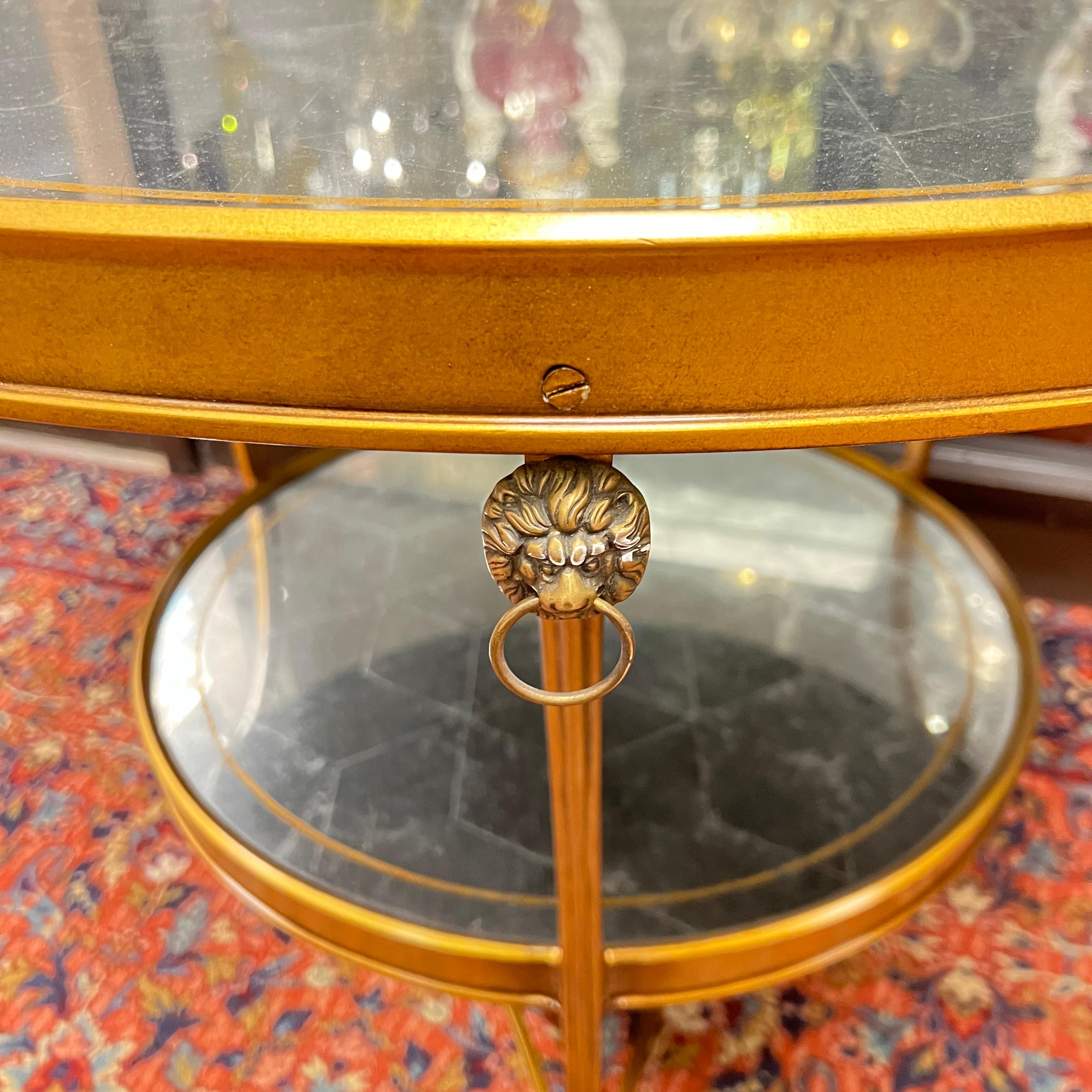 20ième siècle Table centrale circulaire vintage en bronze doré avec plateau en verre miroir gravé en vente