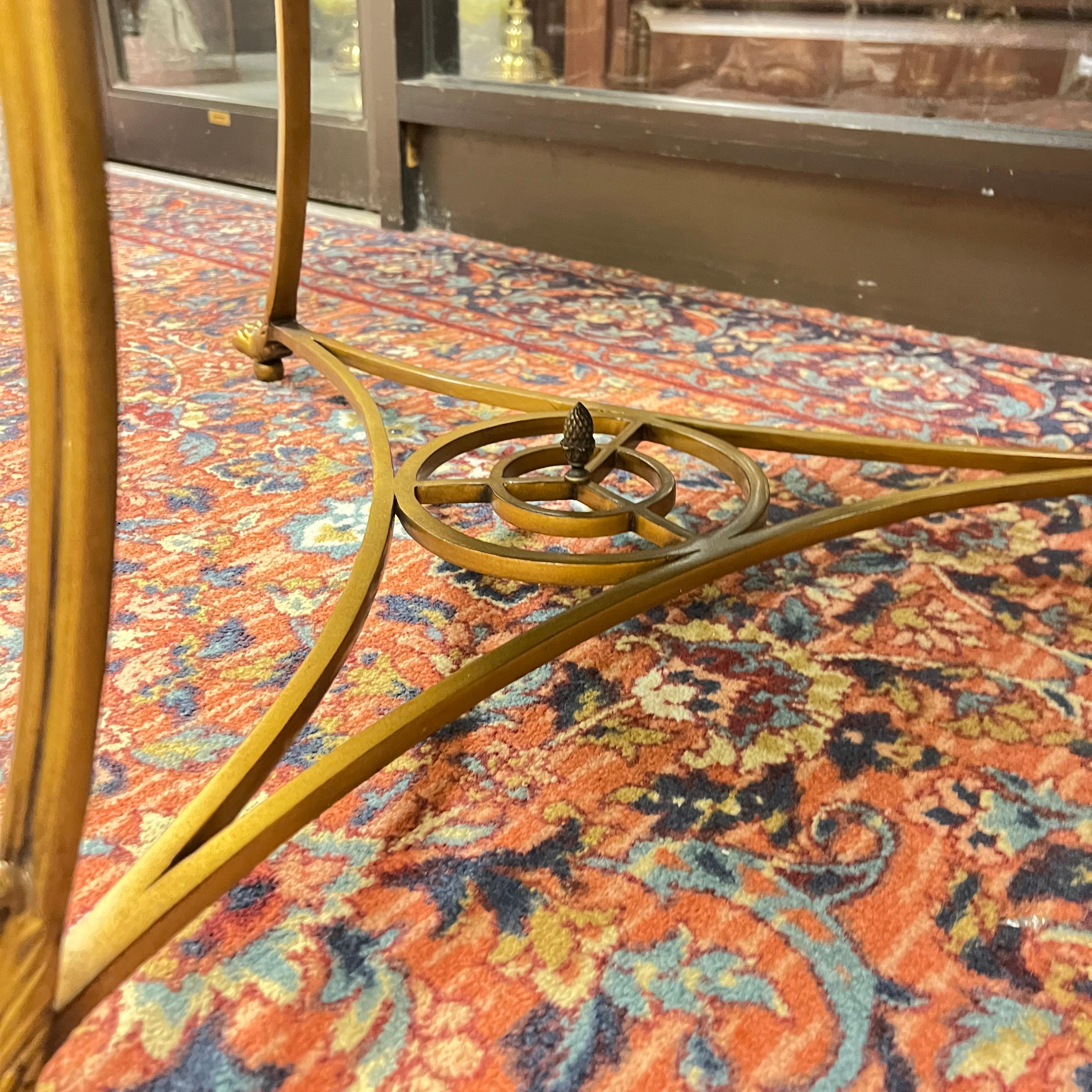 Table centrale circulaire vintage en bronze doré avec plateau en verre miroir gravé en vente 3