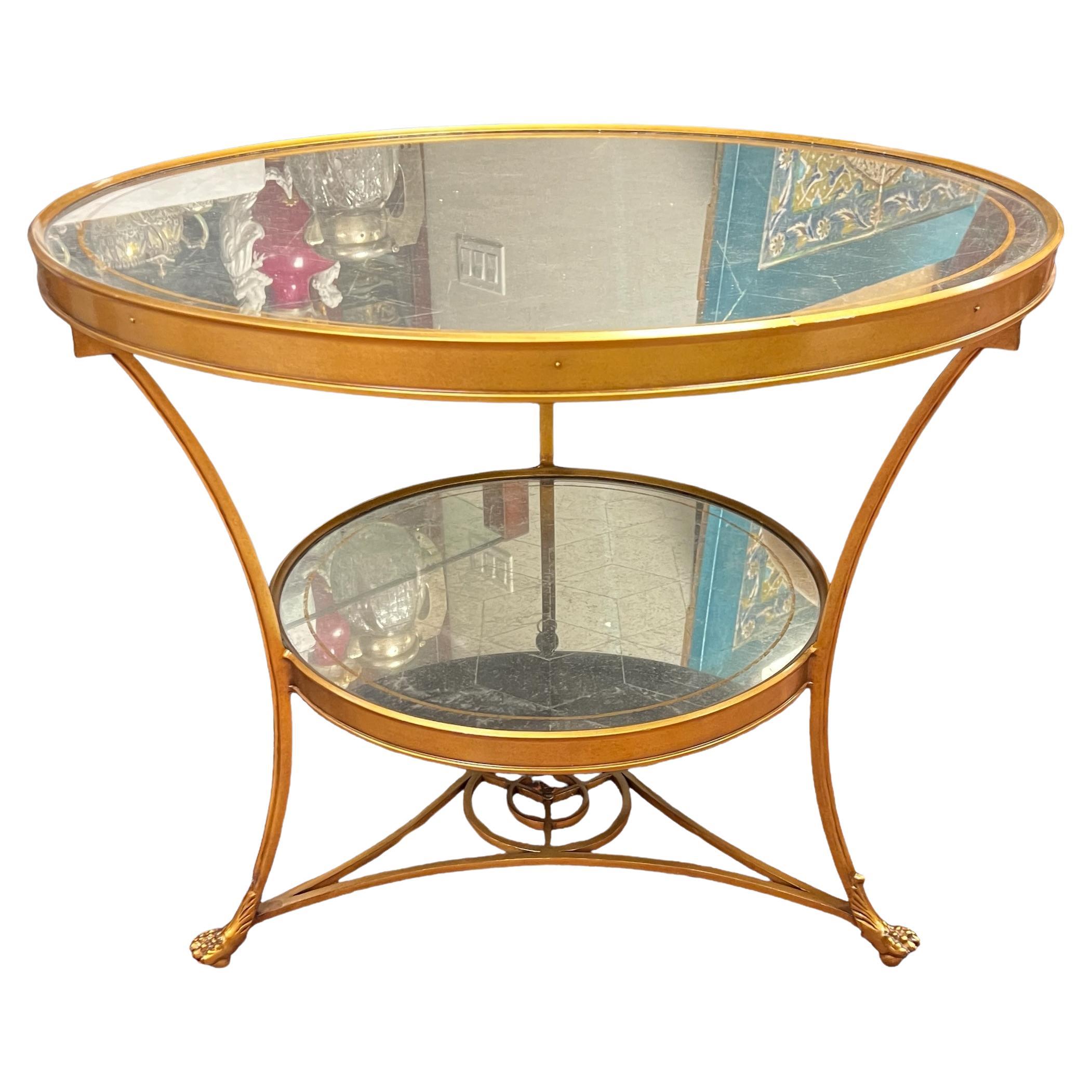 Table centrale circulaire vintage en bronze doré avec plateau en verre miroir gravé en vente