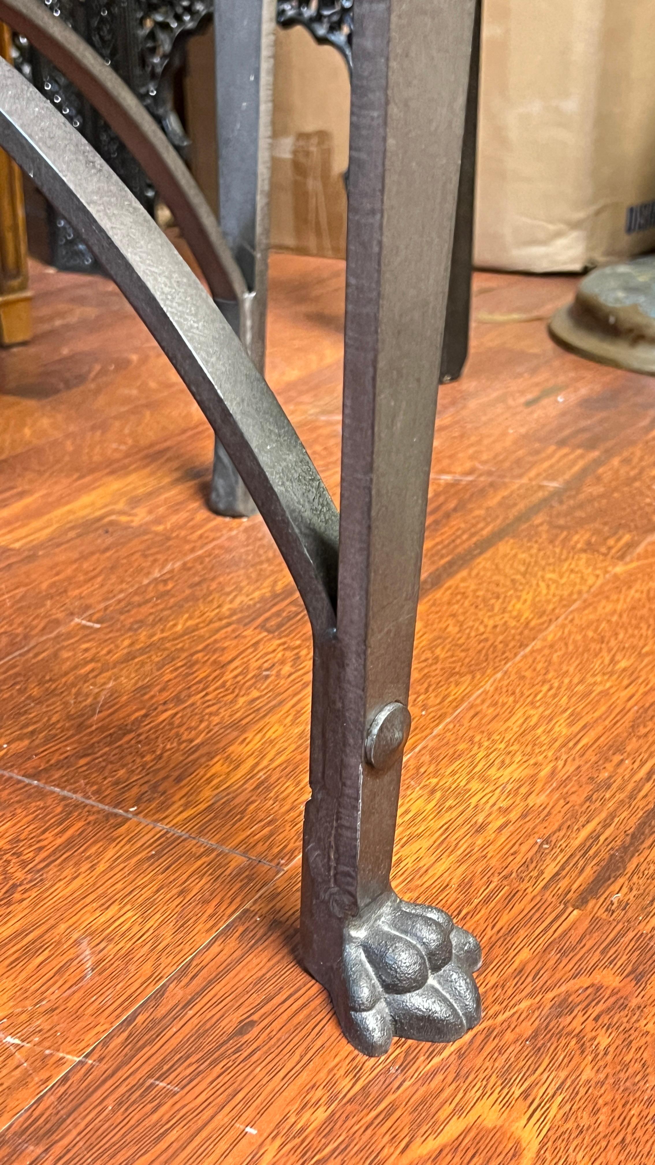 Néoclassique Table d'appoint circulaire vintage avec plateau en travertin en vente