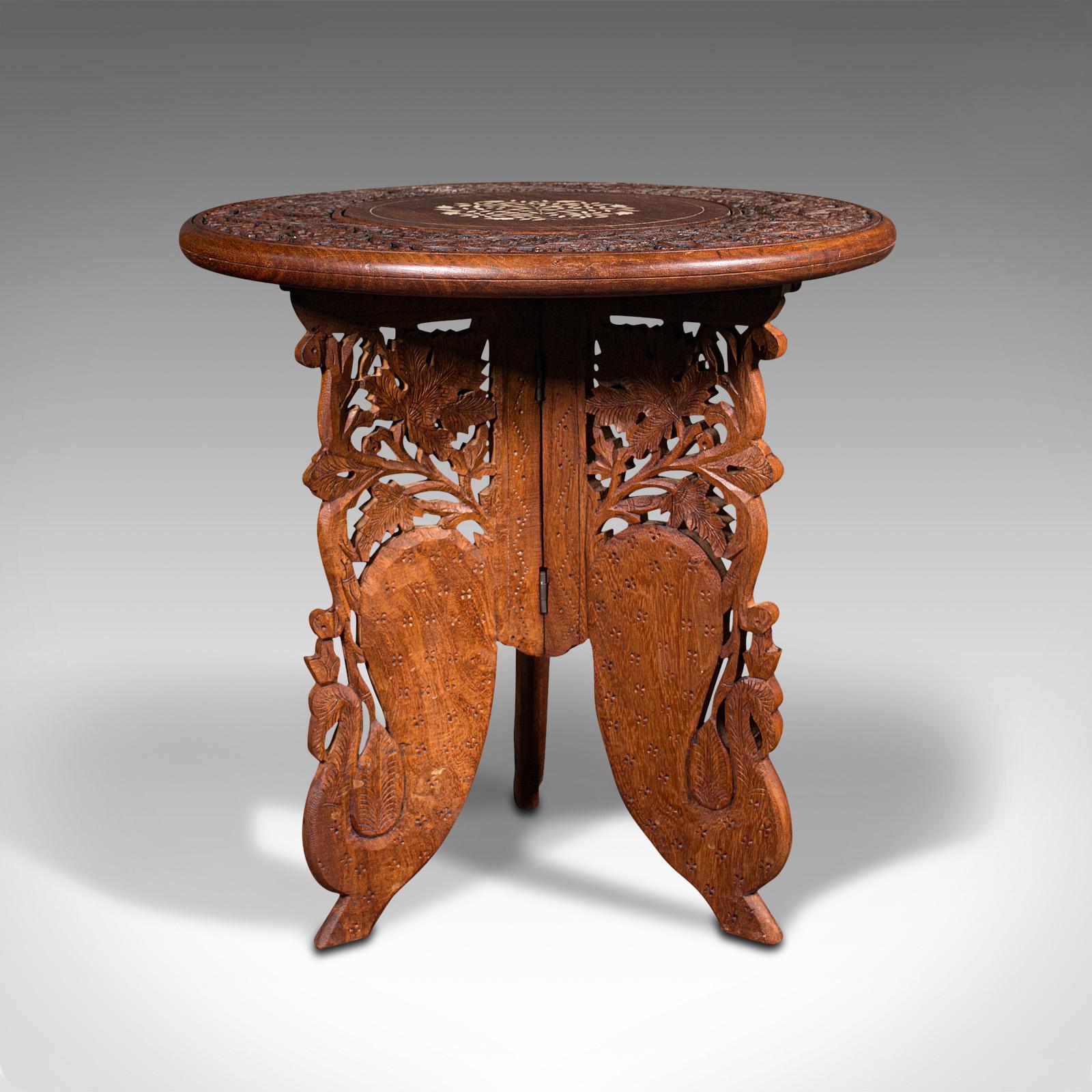 Il s'agit d'une table d'appoint circulaire vintage. Une lampe ou table à vin anglo-indienne en teck, de style Art Déco colonial, datant du milieu du 20e siècle, vers 1940.

Doté d'un goût exotique distinctif
Présente une patine d'usage désirable