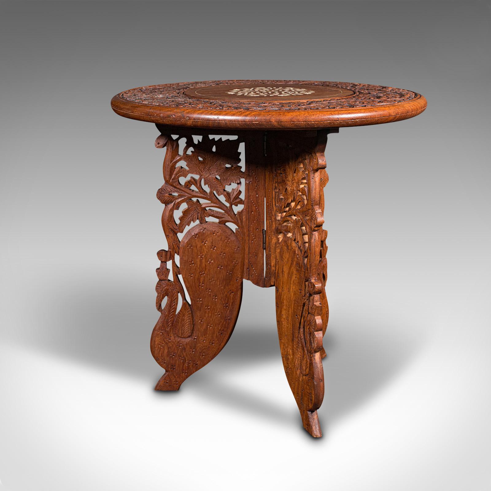 Britannique Table d'appoint circulaire anglo-indienne, teck, lampe, vin, coloniale, Art déco en vente