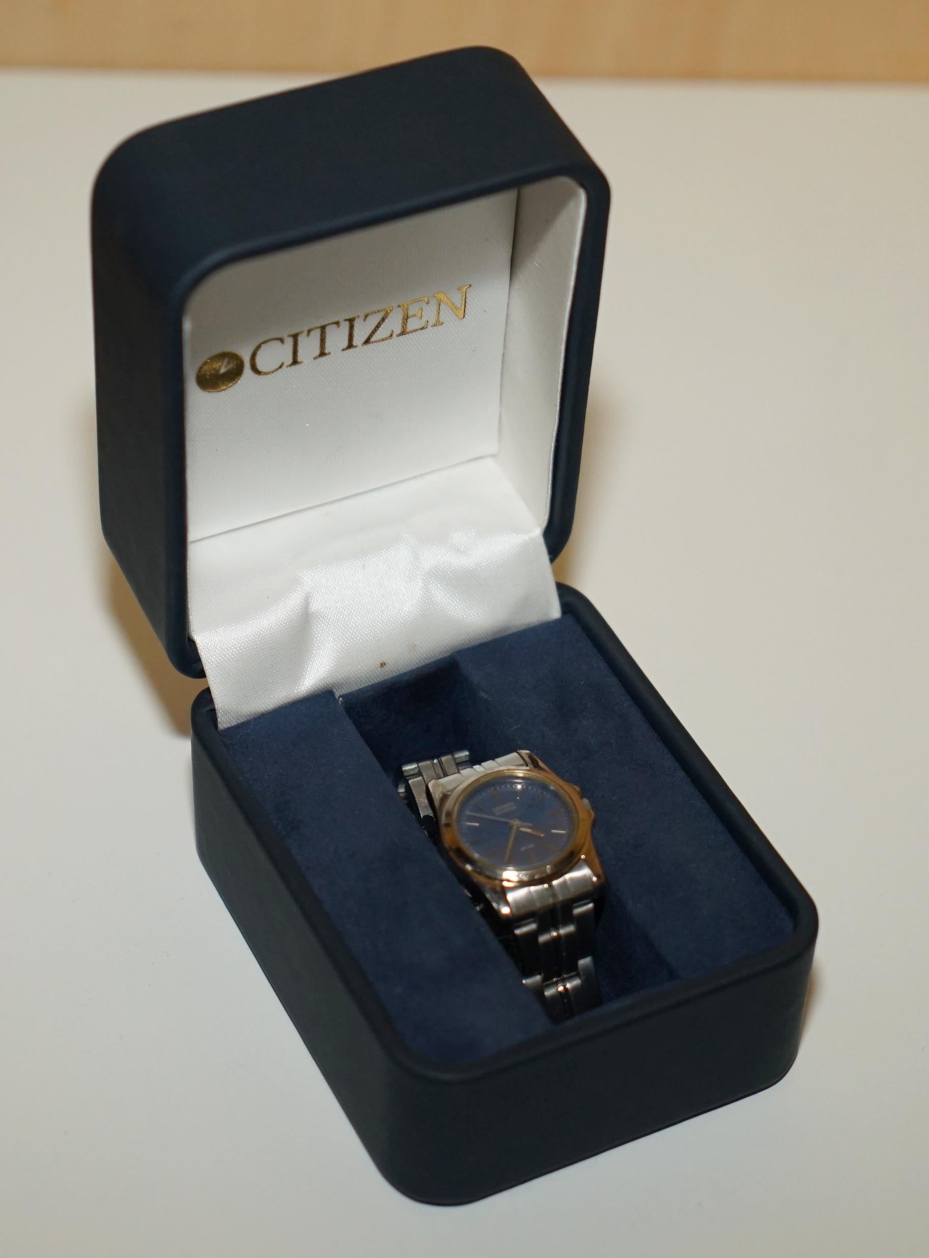 Royal House Antiques

Royal House Antiques ist erfreut, zum Verkauf dieser Vintage Citizen Eco Drive Damen Armbanduhr in der Originalverpackung WR 50 Modell bieten

Diese sind sehr cool Sammler Uhren, sie sind super retro und schreien 80er Jahre