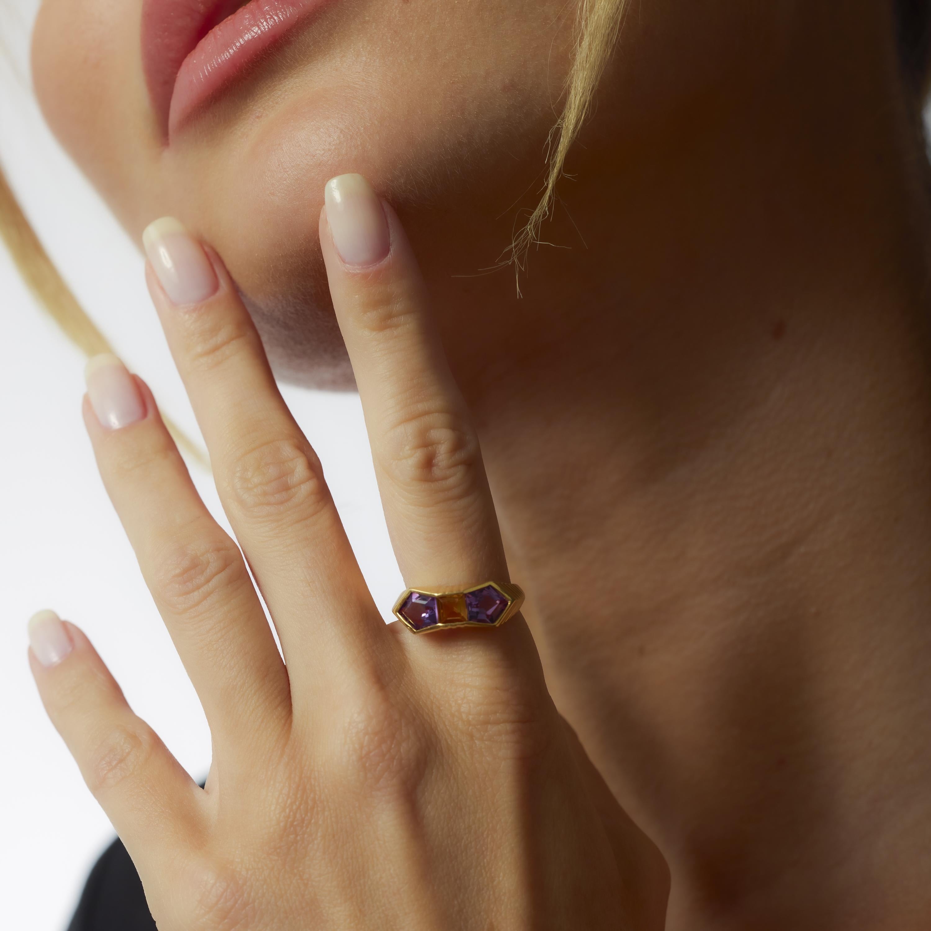 This vintage 18k yellow gold ring showcases a vibrant princess cut citrine flanked by rich amethyst trapezoids, blending warmth and color in a bold geometric design.