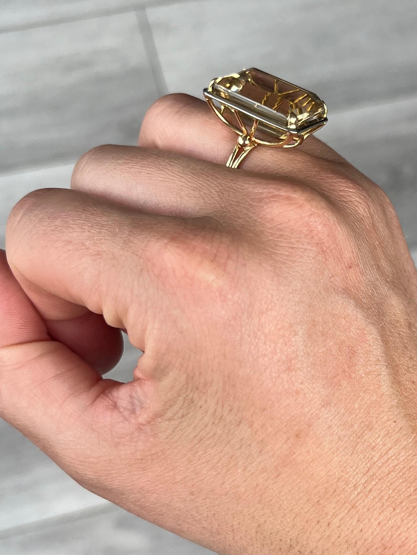 Der prächtige Citrin hat eine leuchtend gelbe Farbe und ist in Krallen gefasst. Gefertigt aus 18 Karat Gold. 

Ring Größe: M oder 6 1/4 
Stein Abmessungen: 20x16mm
Höhe ab Finger: 10mm 

Gewicht: 9.4 g