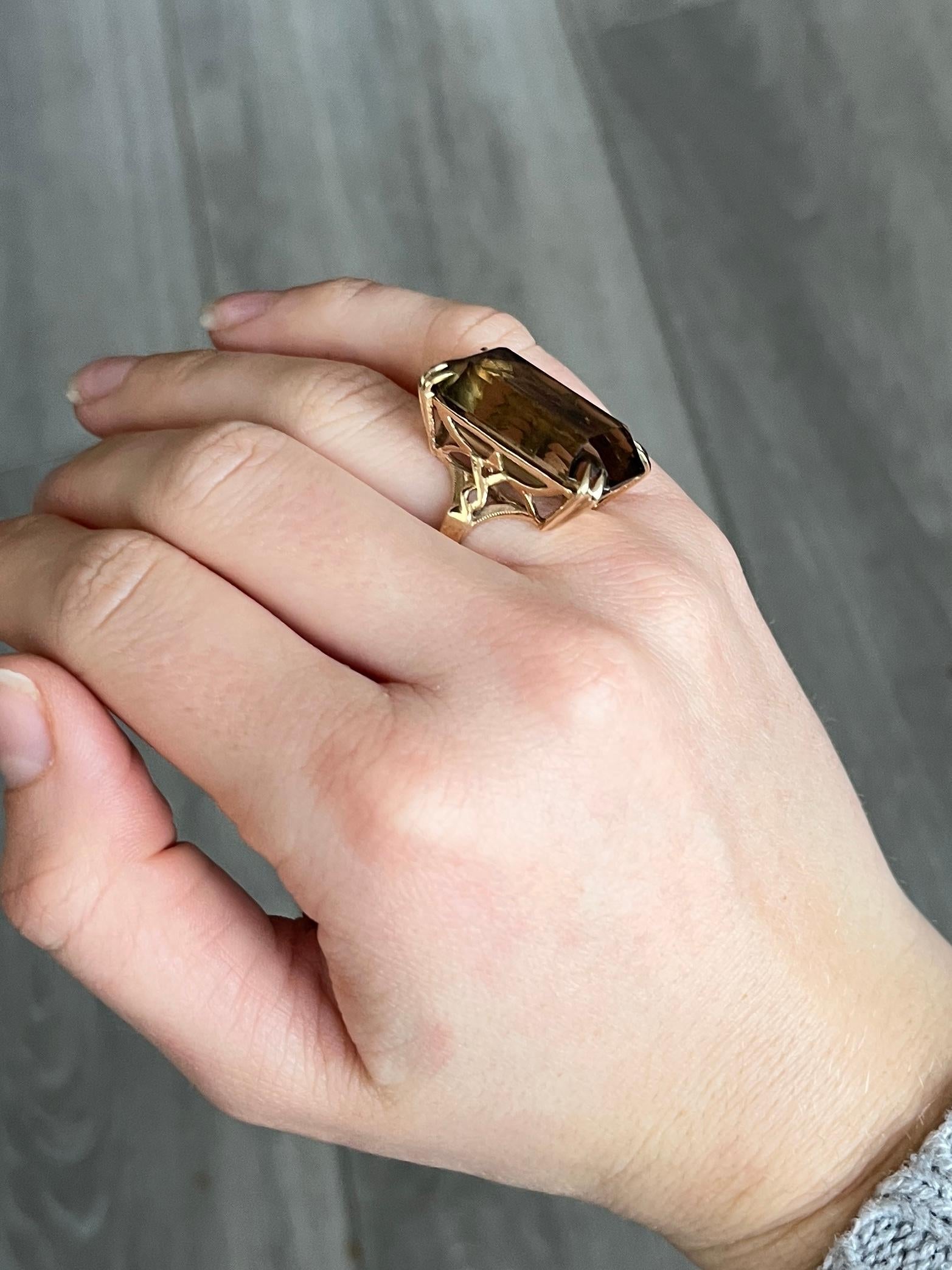 Der prächtige Citrin in diesem Ring hat eine gedämpfte gelbe Farbe und ist in einfache Krallen gefasst. Die Galerie ist offen und alle Modelle sind aus 9 Karat Gold. 

Ring Größe: L oder 5 3/4 
Stein Abmessungen: 24x15mm
Höhe ab Finger: 10mm