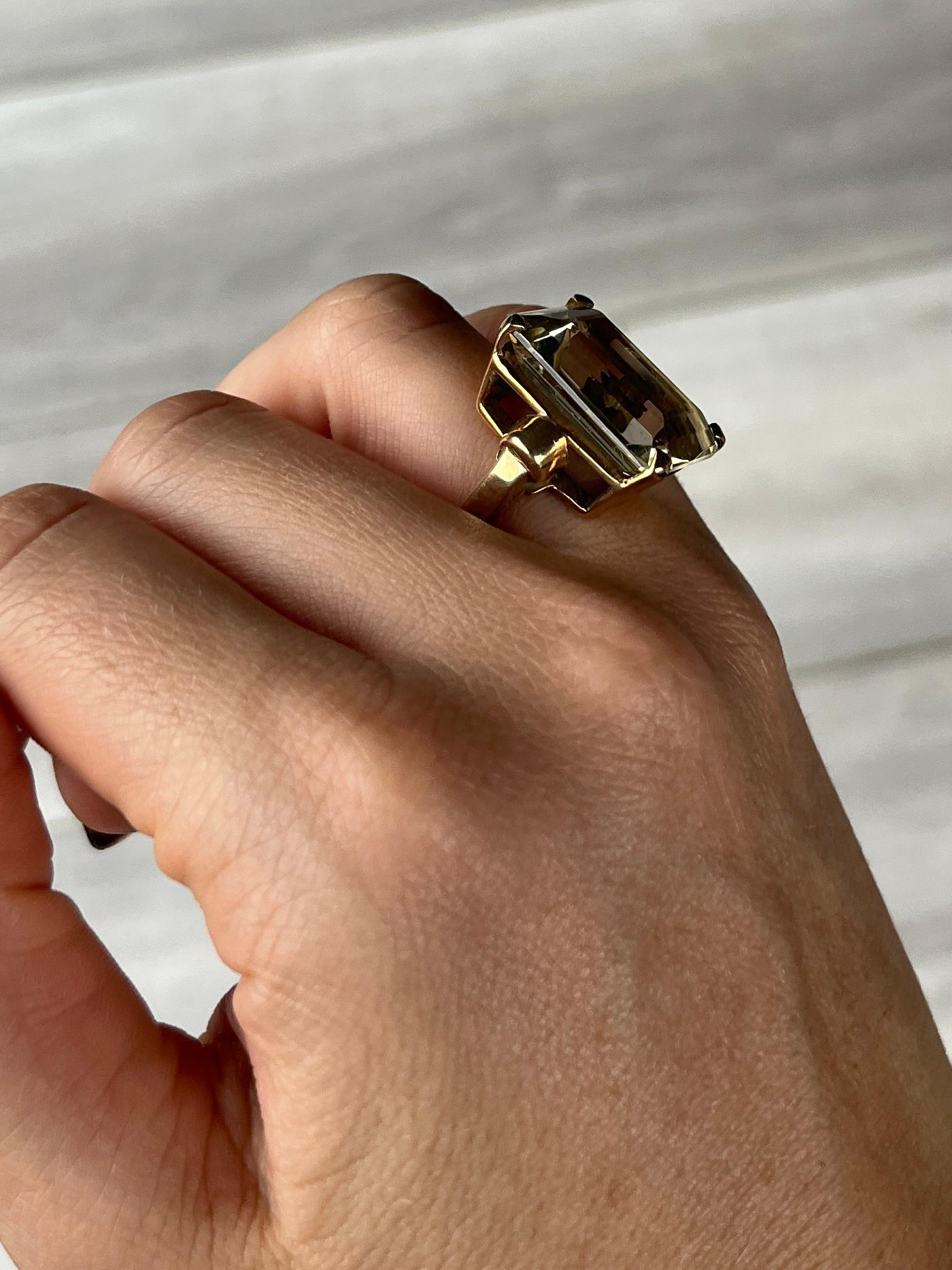The gorgeous citrine stone is a pale yellow colour set in claws. Modelled in 9carat gold. 

Ring Size: M or 6 1/4 
Stone Dimensions: 21x15mm
Height Off Finger: 10mm 

Weight: 9.3g
