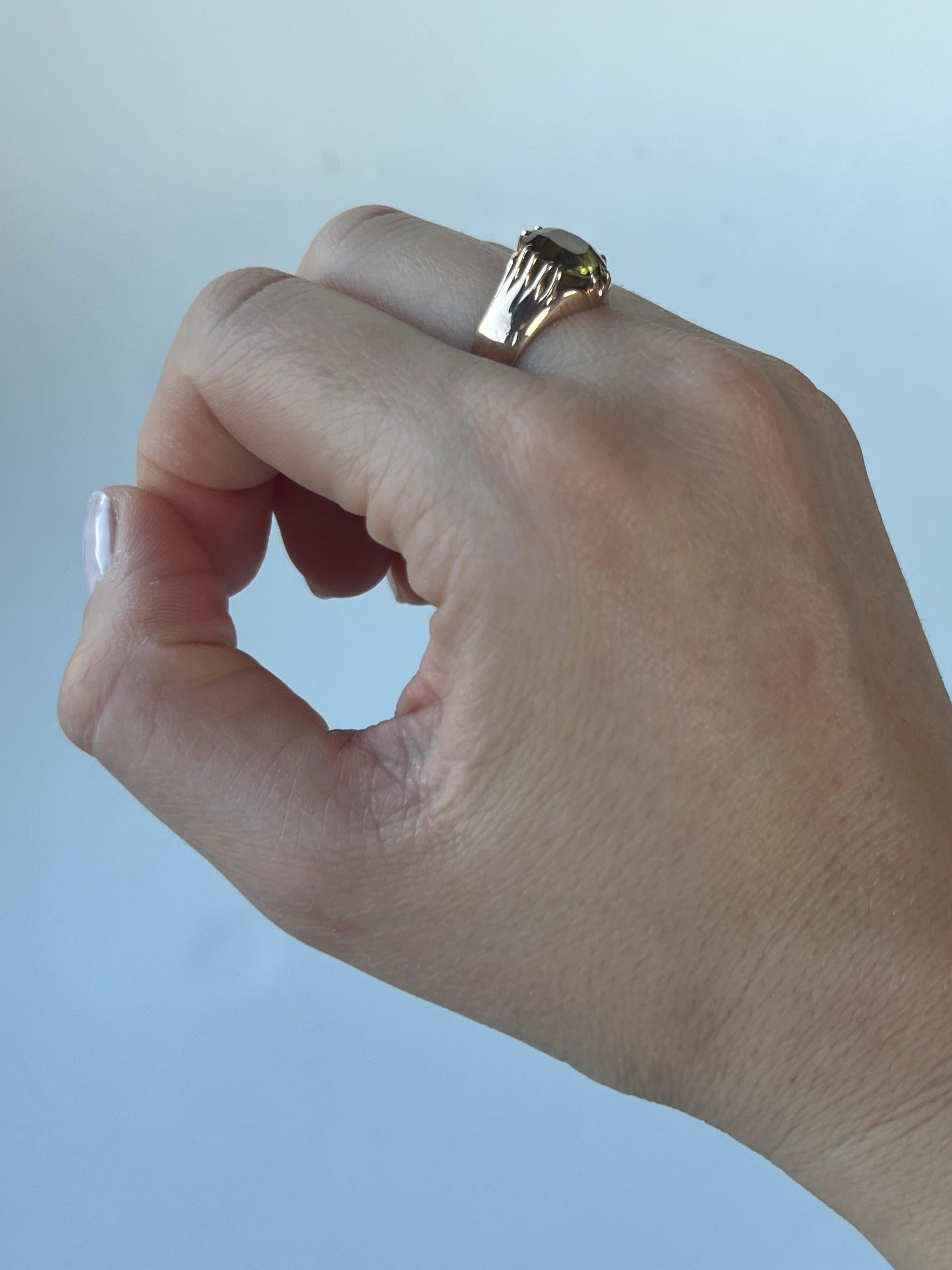 Der wunderschöne Citrin in diesem Ring hat eine tiefgelbe Farbe und ist in den klobigen Goldring eingefasst. Das Modell ist aus 9-karätigem Gold gefertigt, das einen sehr zarten, fast gelben Rosé-Ton aufweist.

Ring Größe: N oder 6 3/4 
Stein