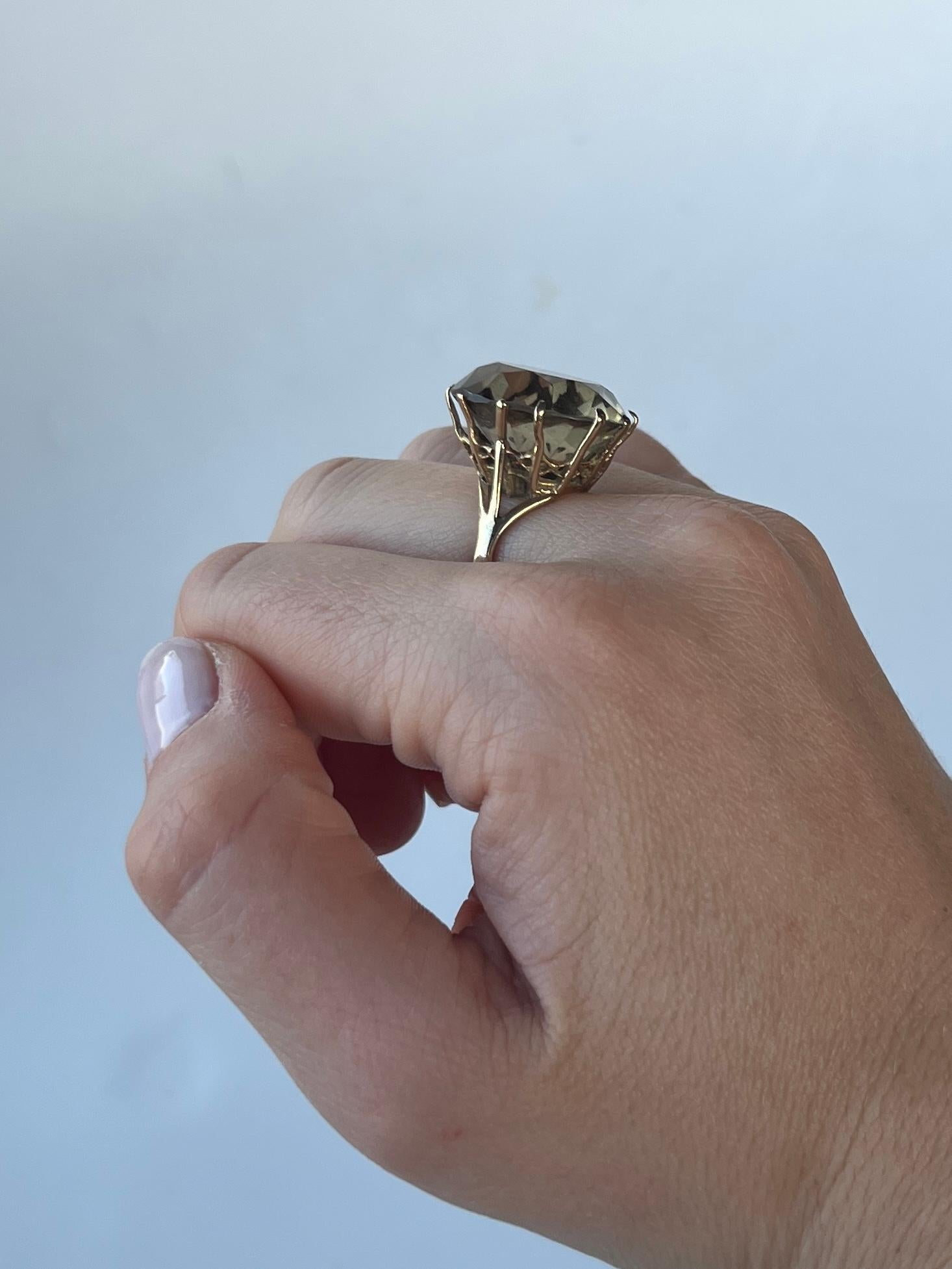 Der wunderschöne Citrin hat eine zartgelbe Farbe, eingefasst in einfache Krallen und eine dekorative Galerie. Gefertigt aus 9-karätigem Gold. 

Ring Größe: M 1/2 oder 6 1/2 
Stein-Durchmesser: 20mm
Höhe ohne Finger: 12mm 

Gewicht: 8.5 g