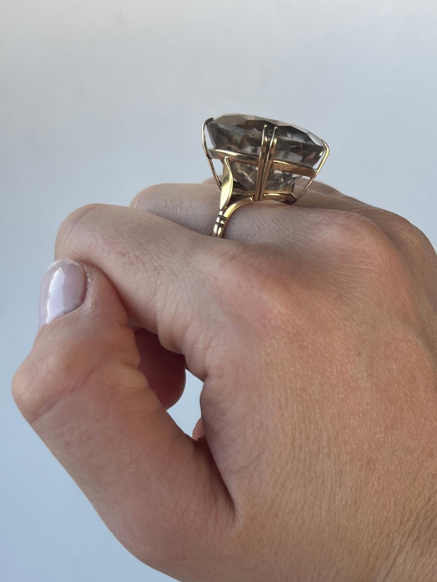 Der wunderschöne Citrin hat eine zartgelbe Farbe, eingefasst in einfache Krallen und eine dekorative Galerie. Gefertigt aus 9-karätigem Gold. 

Ringgröße: P oder 7 3/4
Stein-Durchmesser: 24mm
Höhe ohne Finger: 14mm 

Gewicht: 14.2g