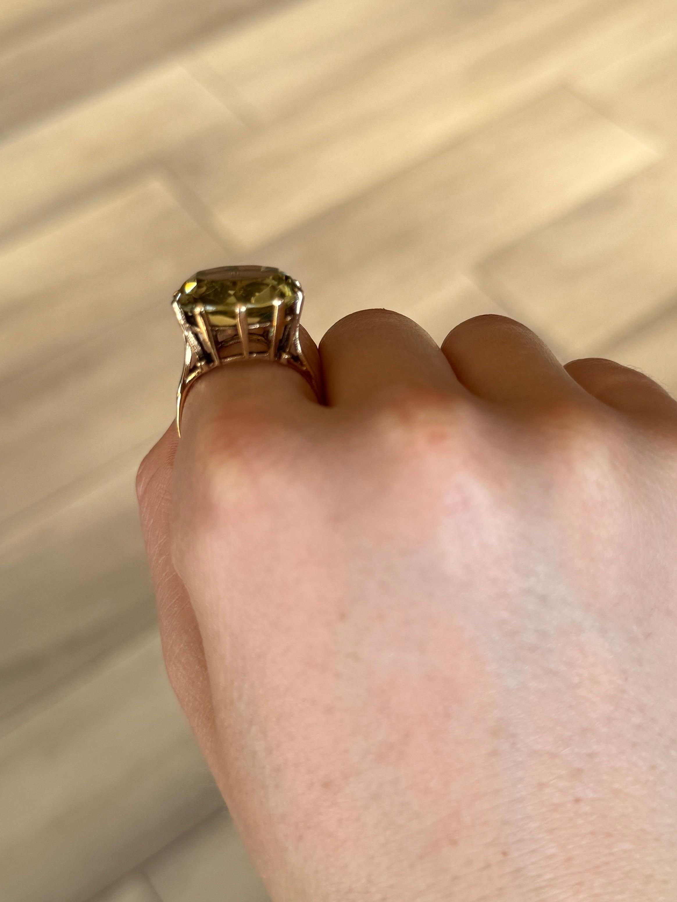 La splendida pietra citrina di colore giallo tenue è incastonata in semplici griffe e in una galleria decorativa. Modellato in oro 9 carati. Completamente marchiato Londra 1977.

Misura dell'anello: S o 9 
Diametro della pietra: 17 mm
Altezza dal
