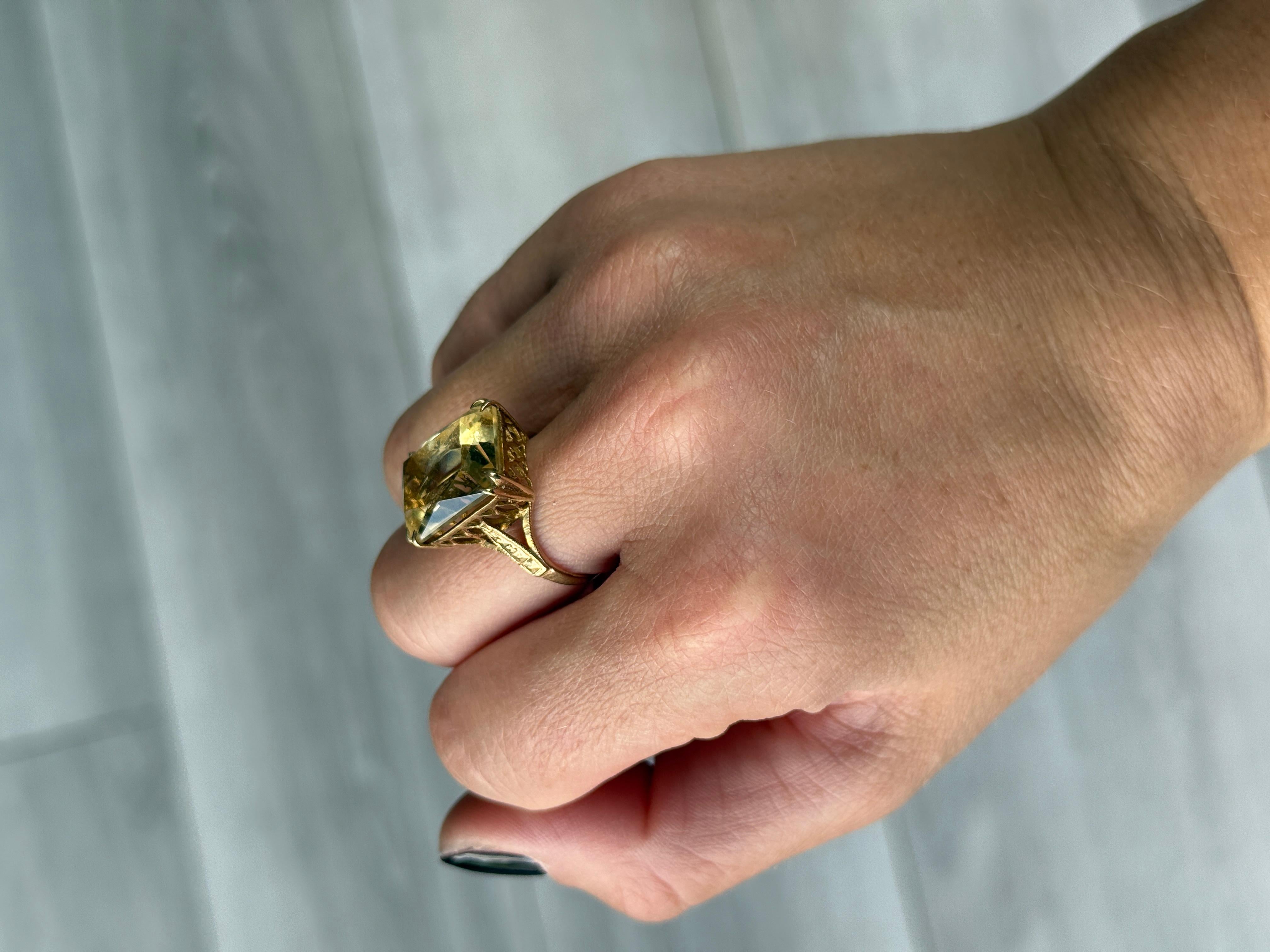 La preciosa piedra citrina es de un suave color amarillo y está engastada en unas sencillas garras y una galería decorativa. Modelada en oro de 9 quilates. 

Talla del anillo: M o 6 1/4 
Dimensiones de la Piedra: 16x12mm
Altura fuera del dedo: 9 mm