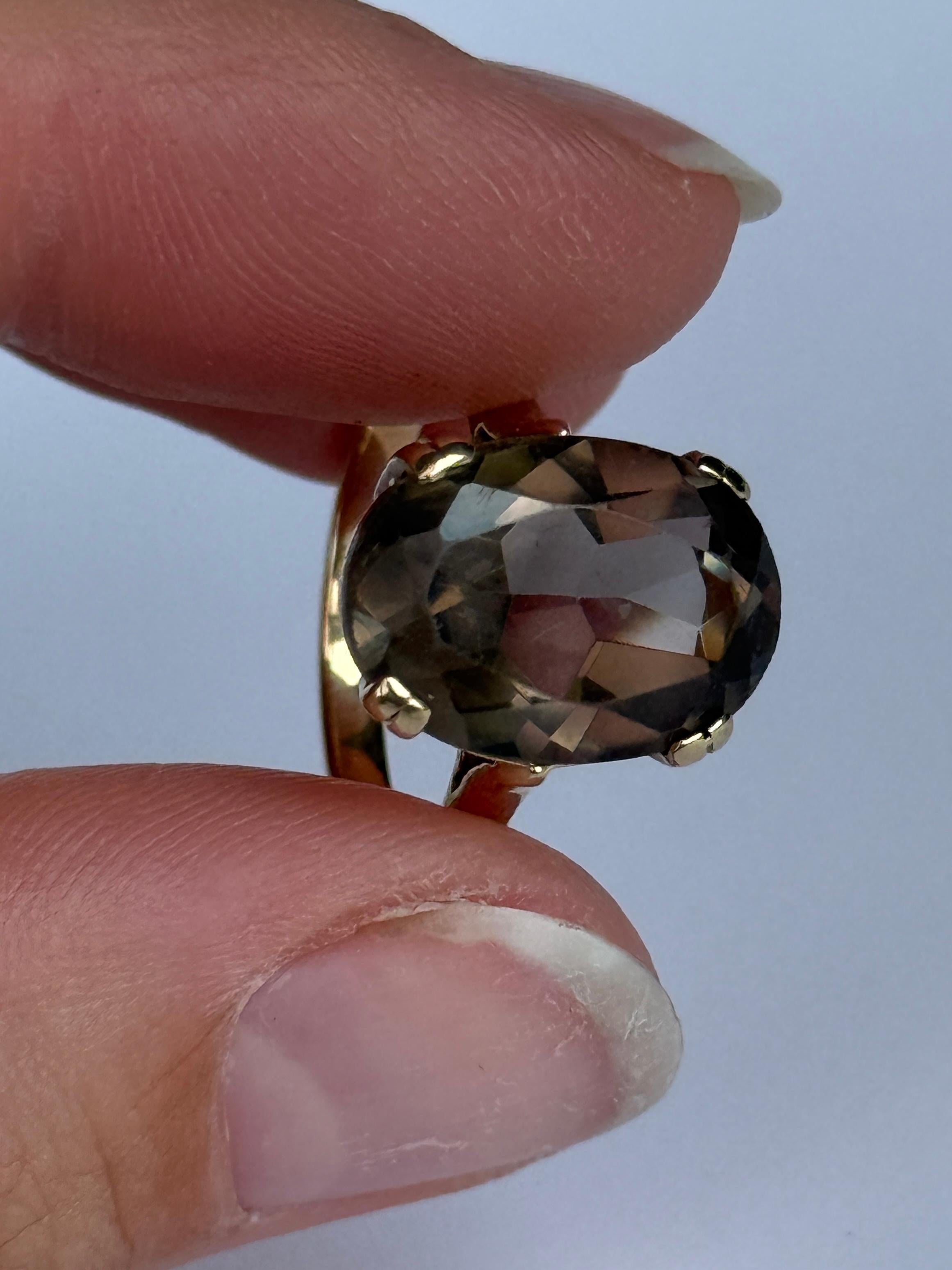 La piedra citrina del anillo es ovalada y tiene un gran brillo. Es de color profundo y se sujeta con unas simples garras. El anillo está modelado en oro de 9 quilates. Hallmarked Londres 1971.

Tamaño del anillo: L 1/2 o 6 
Dimensiones de la Piedra: