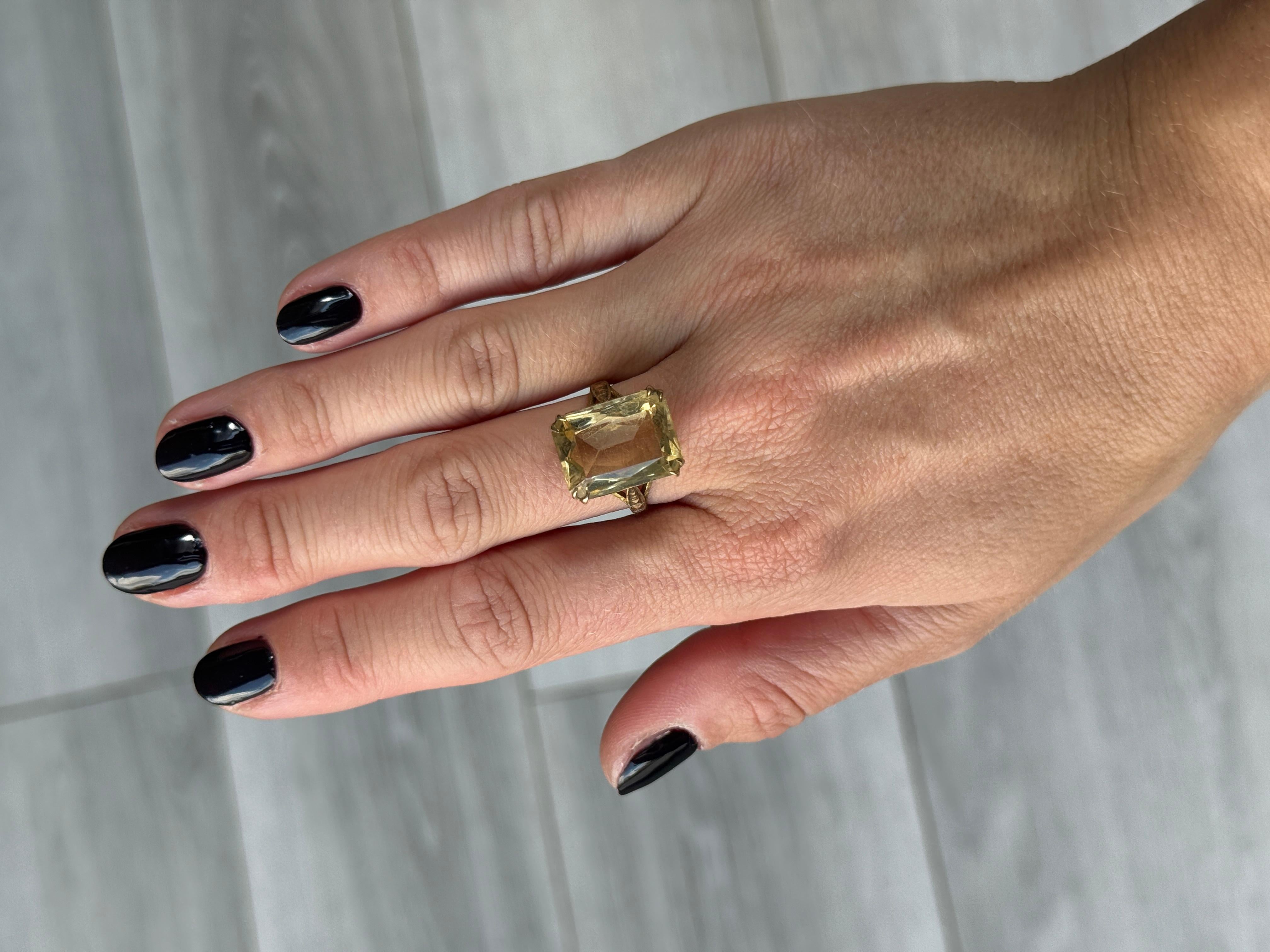 Anillo de cóctel vintage de citrino y oro de 9 quilates Corte esmeralda en venta