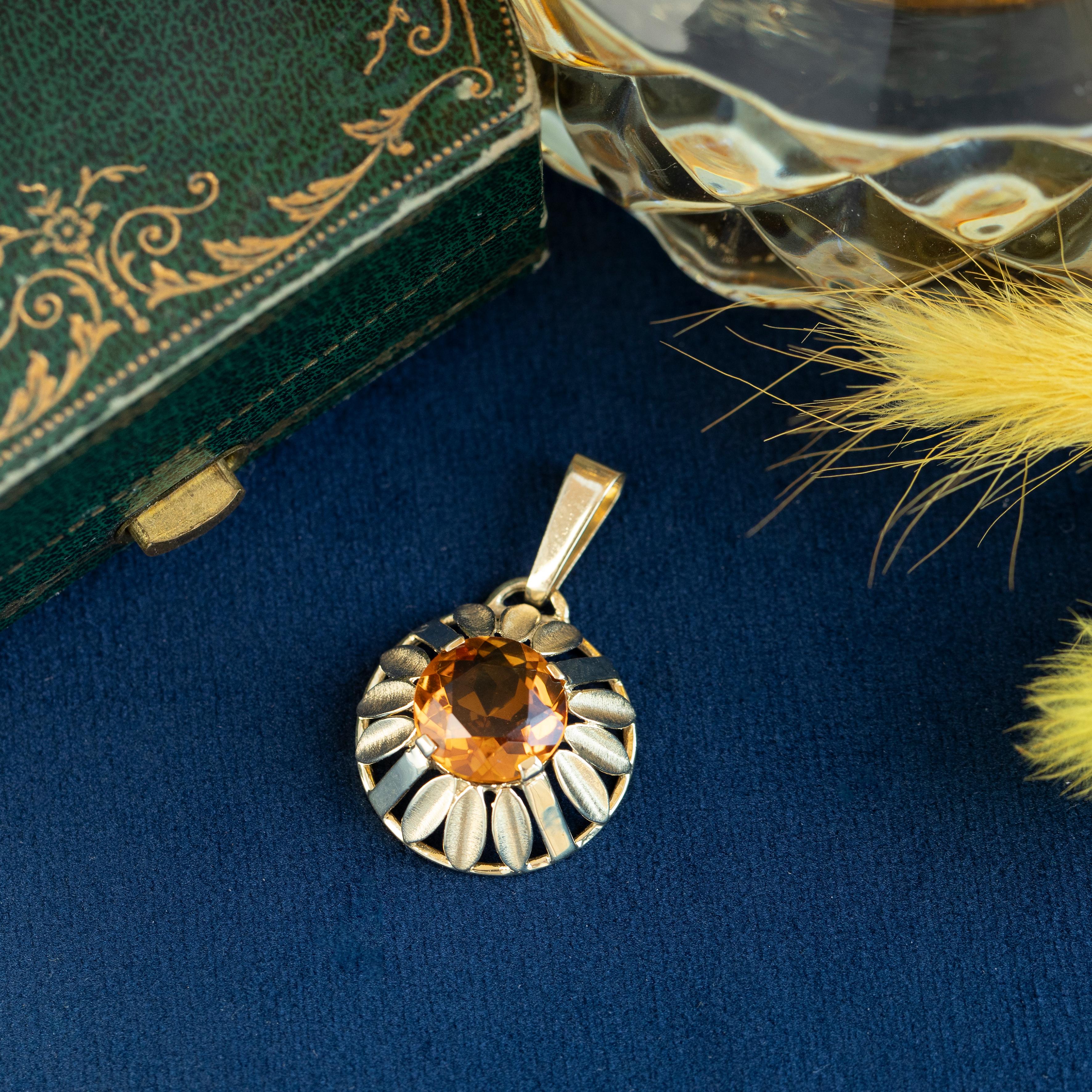 Gioielli d'epoca con ciondolo floreale in citrino, oro giallo 14K in vendita 2