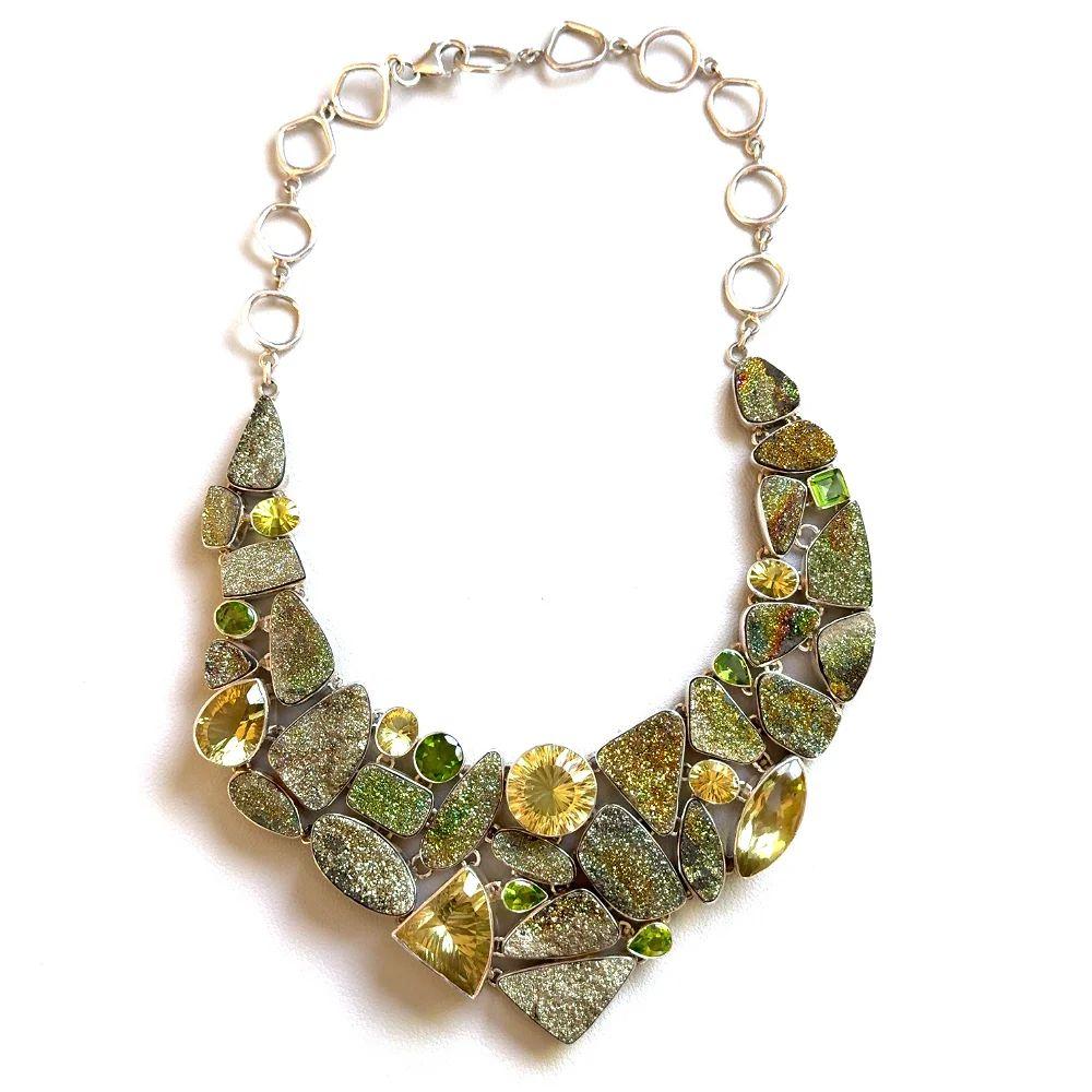 Sencillamente hermoso Collar con forma de babero de plata de ley vintage con citrino, peridoto y cuarzo drusa. Engarzada a mano en una montura de plata de ley 925. El collar mide aprox. 20