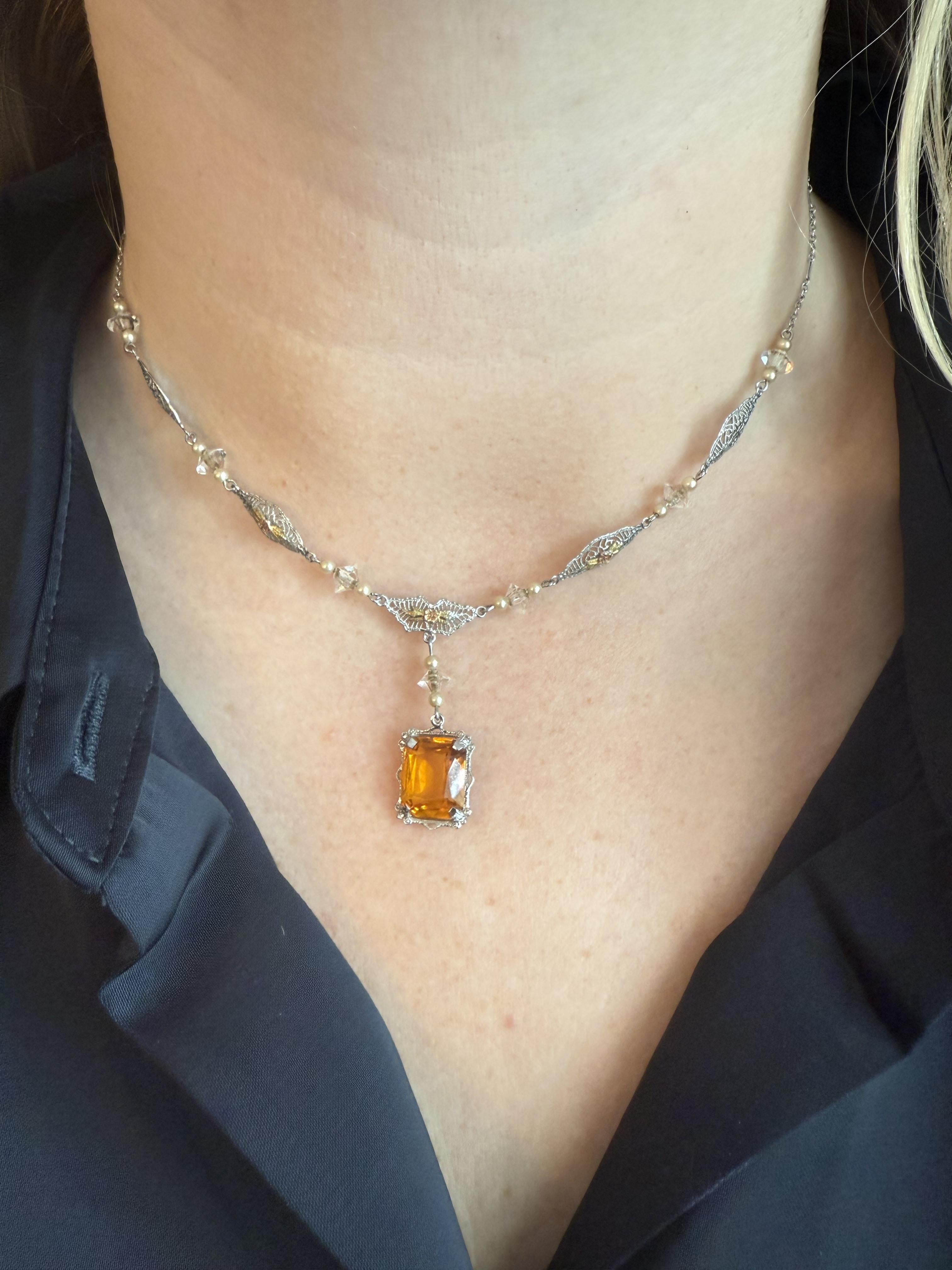 Ci piace molto la combinazione di colori e pietre di questa collana!!!

Materiale: Oro 14K Tritoned; Oro bianco con accenti in oro rosa & verde
Epoca: Art Deco 1920 - 1940
Chiusura: chiusura a moschettone in argento sterling
Lunghezza del ciondolo: