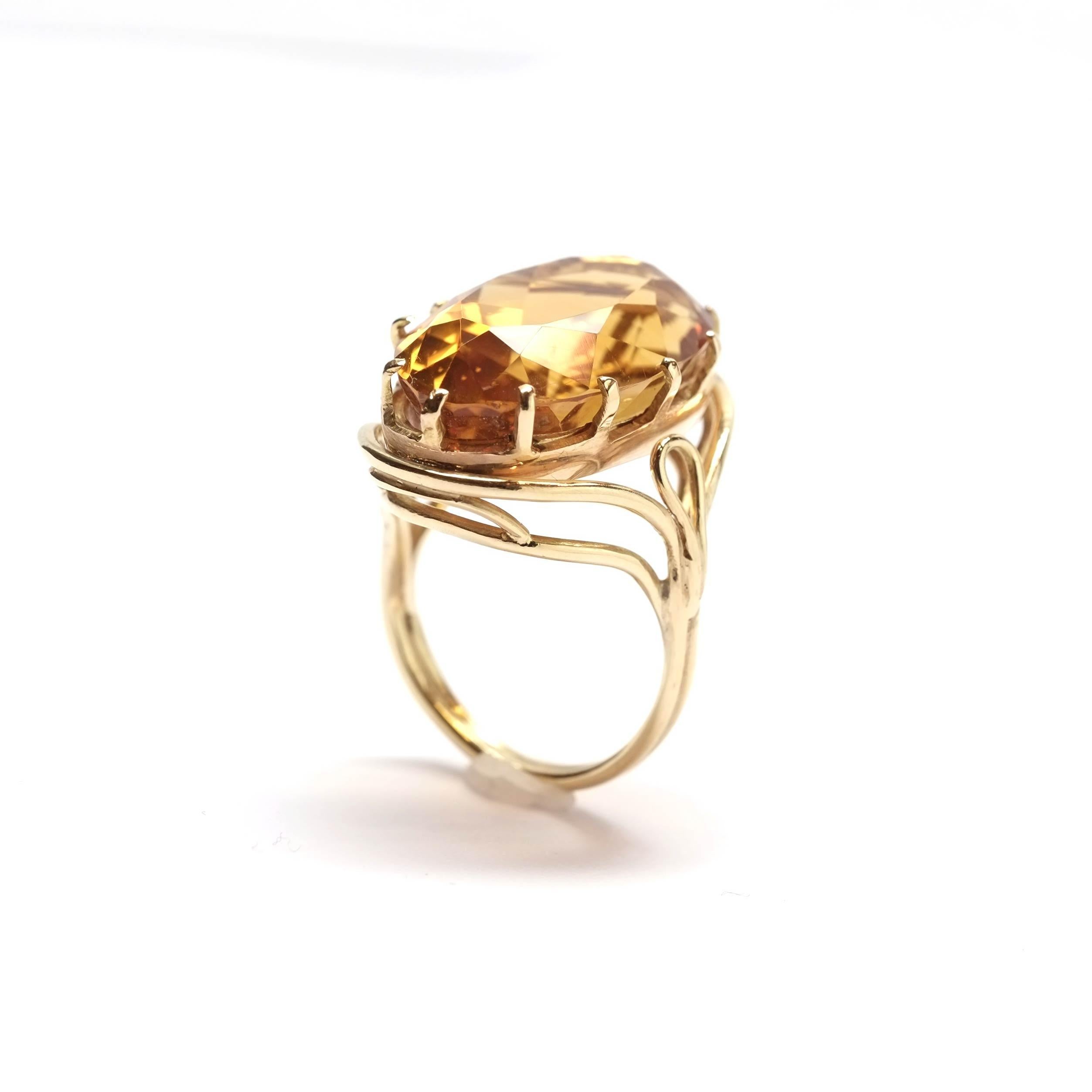 The protagonist of this ring is the citrine quartz. It's oval multifaceted cut exentuates the brightnes and intensity of stone, while the yellow gold settings adds intensity and warmth to the piece.