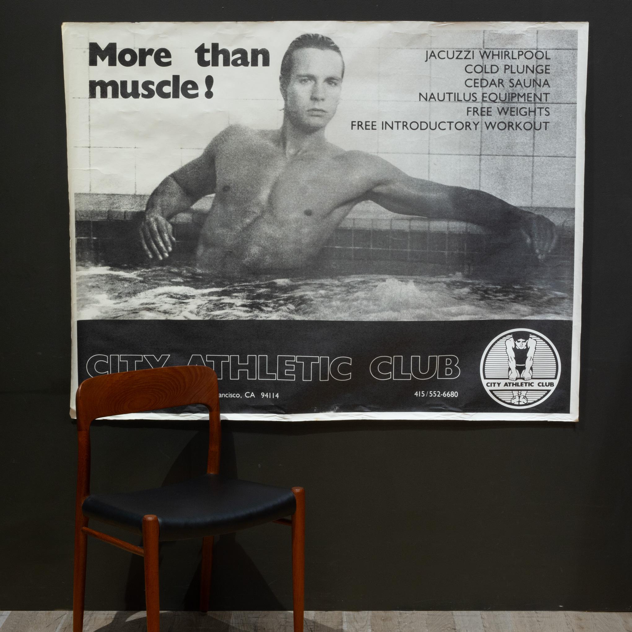 ÜBER

Ein originales großes Vintage-Plakat aus dem ehemaligen Gay City Athletic Club Fitnessstudio im Castro, San Francisco. 

    CREATOR Foto von Fisher Ross. 
    HERSTELLUNGSDATUM ca. 1980.
    MATERIALIEN UND TECHNIKEN Papier.
    ZUSTAND Gut.