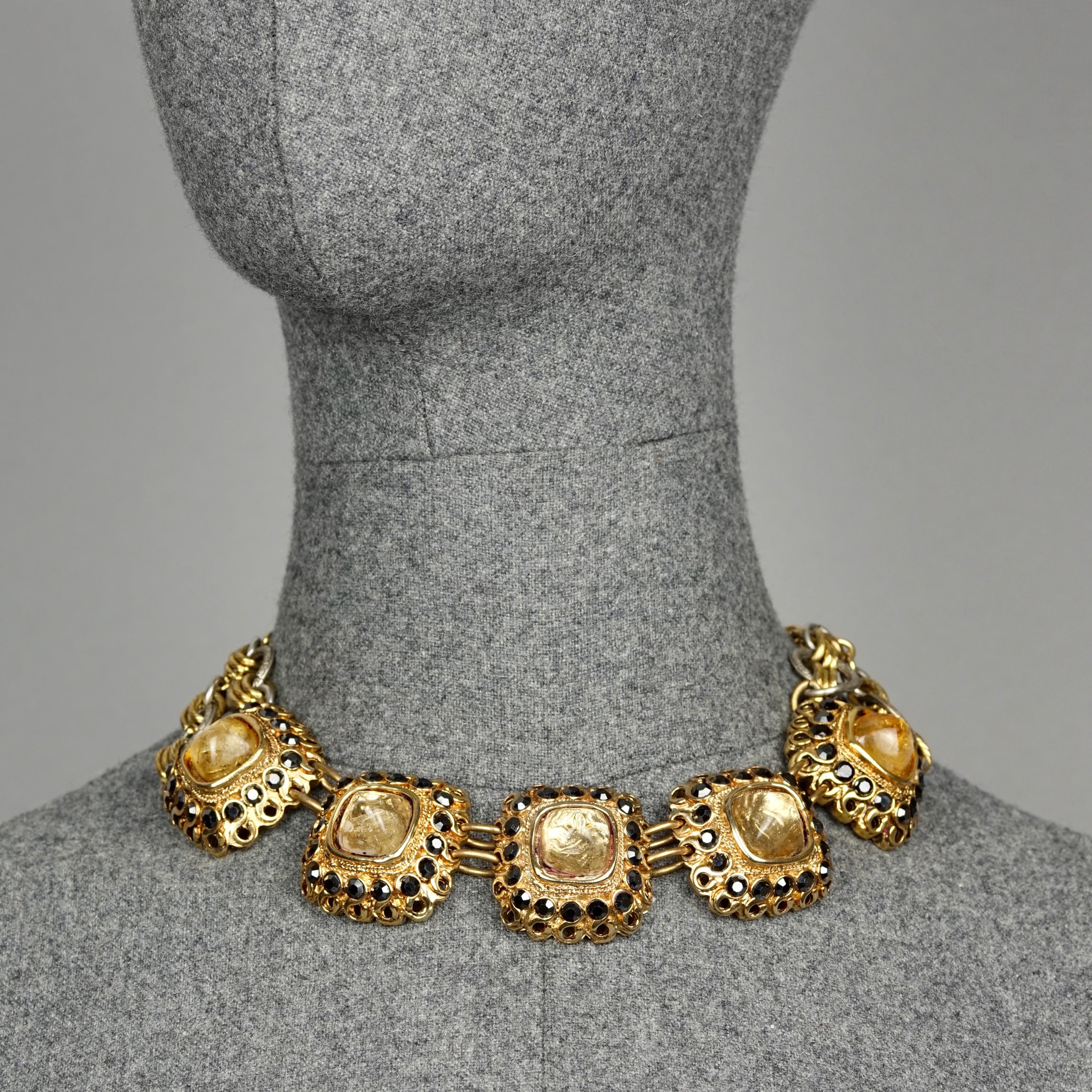 Vintage CLAIRE DEVE Jewelled Arabesque Chunky Necklace

Measurements:
Height: 1.37 inch (3.5 cm)
Wearable Length: 16.14 inches (41 cm) maximum

Features:
- 100% Authentic CLAIRE DEVE.
- Chunky Arabesque style necklace. with pointed glass cabochons