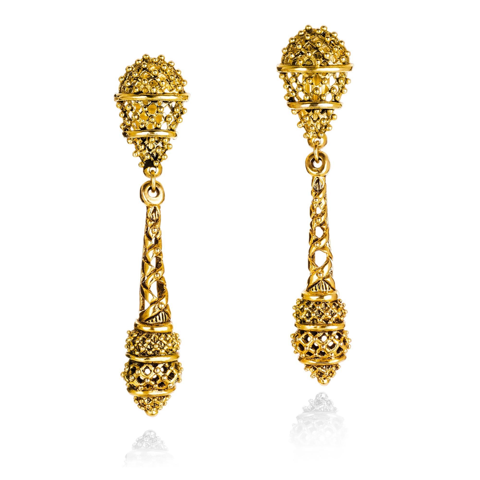 Boucles d'oreilles vintage Claire Deve longues et dorées. Boucles d'oreilles à clip de style baroque. 
Non signé mais confirmé comme étant Claire Deve !