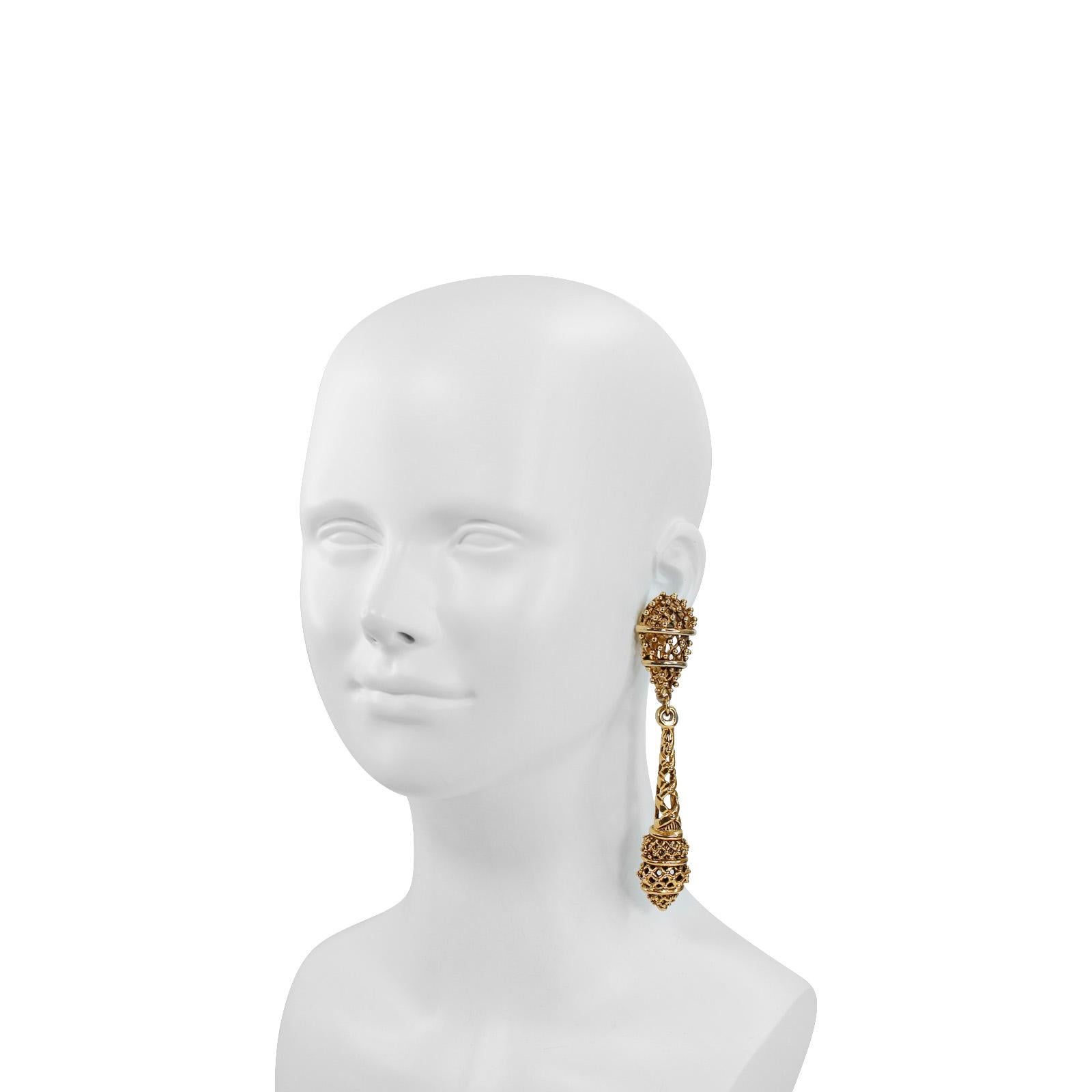 Pendientes largos vintage Claire Deve en tono dorado Moderno en venta