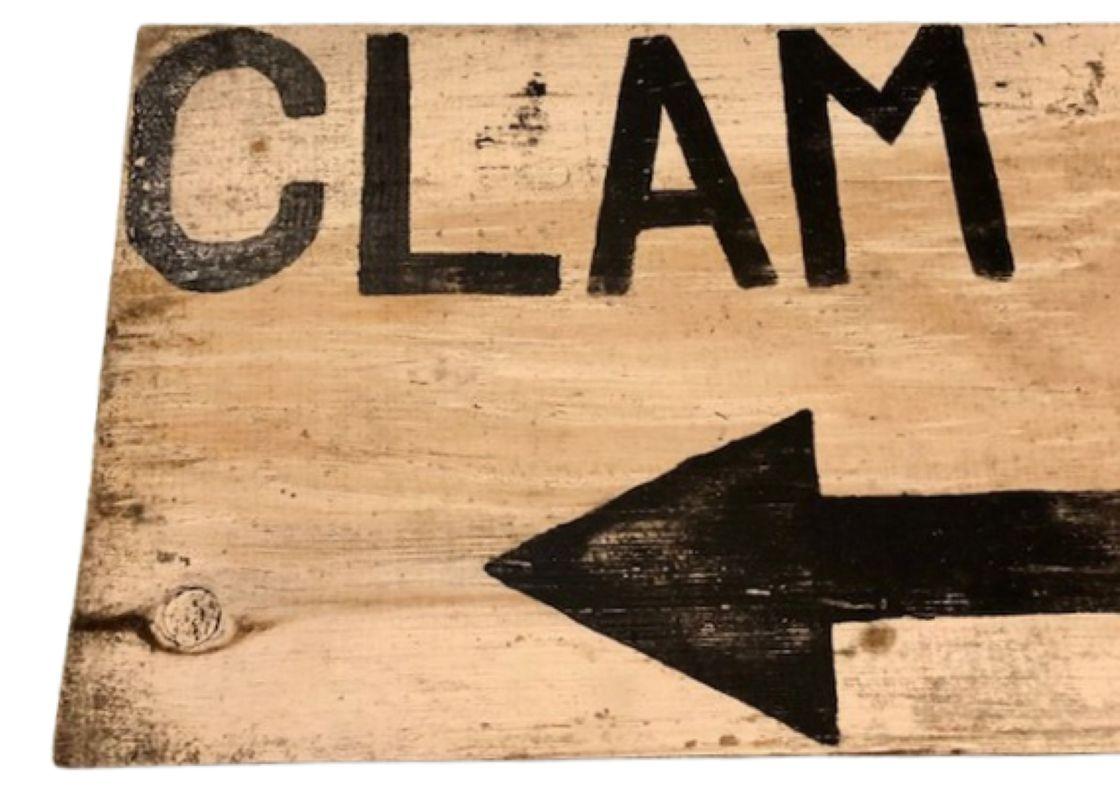 Vintage Clam Bake Sign, circa 1960er Jahre, ein handbemaltes Holzschild für Clam Bakes. Eine klassische und altehrwürdige Tradition in Neuengland, die bei Einheimischen und Touristen gleichermaßen beliebt ist, aber leider nicht mehr so verbreitet