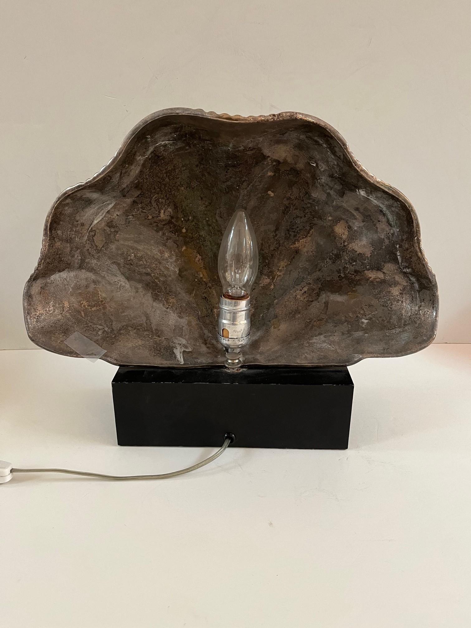 Américain Lampe de table vintage en forme de coquillage montée sur une base rectangulaire en métal noir  en vente