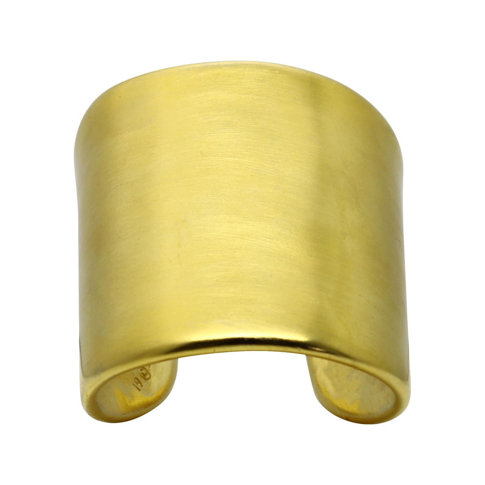 Bracciale vintage Clara Studio A in tonalità oro.  Colore oro satinato opaco.  Molto chic e sempre classico.  Il polsino si restringe verso il polso.  Un bracciale molto elegante e portabile!