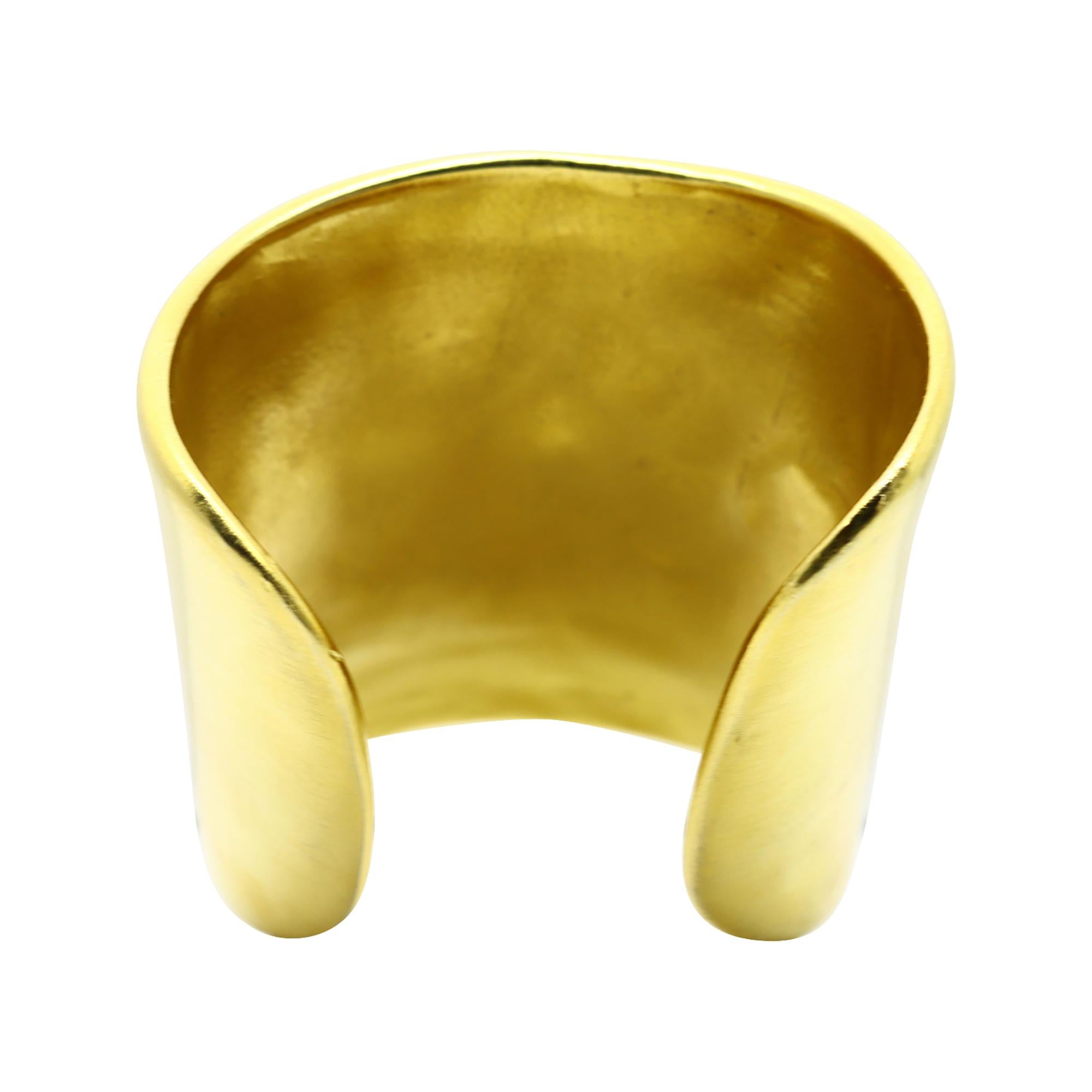 Brazalete vintage Clara Studio en tono dorado Circa 1990s en venta 1