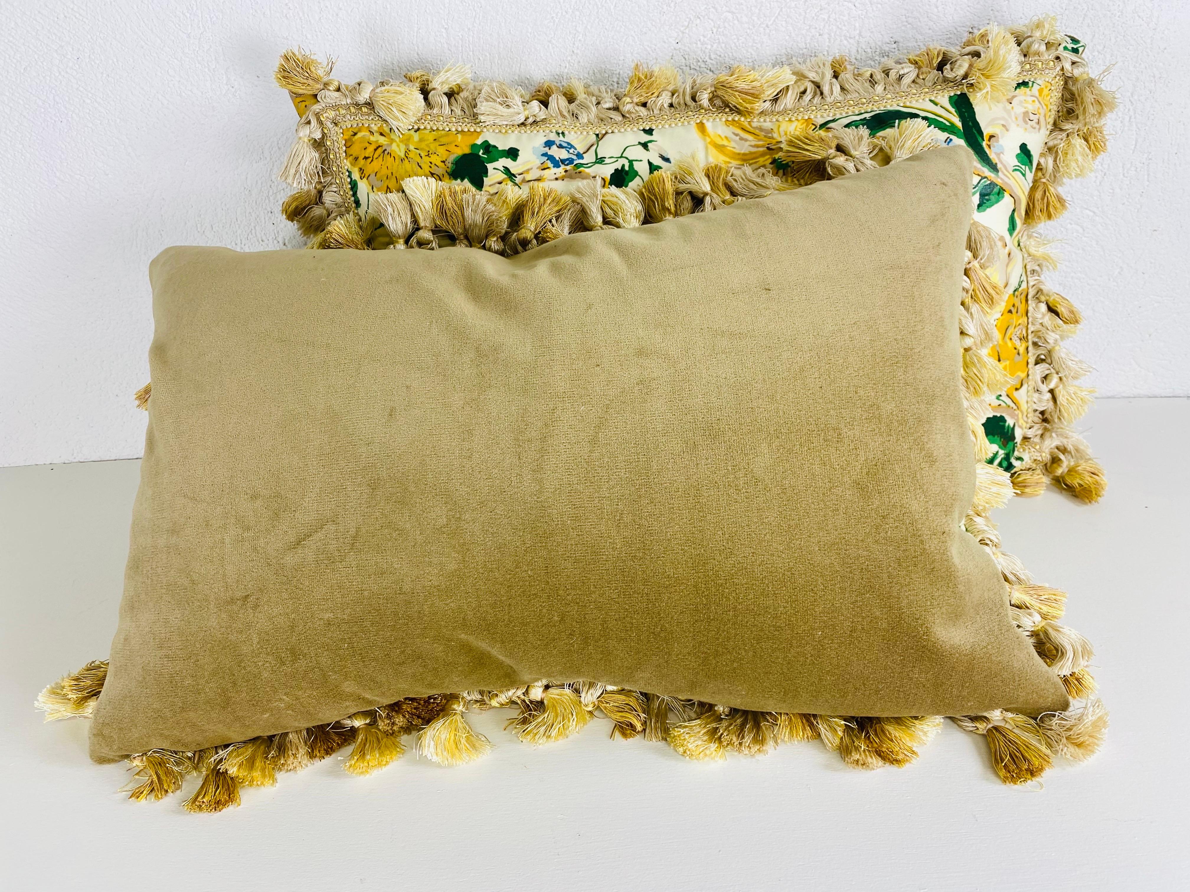 Il s'agit d'une paire de coussins vintage en coton floral de la maison Clarence. Ce tissu a été imprimé à la main en Angleterre exclusivement pour Clarence House vers 1980. Ce tissu vintage Clarence House présente de magnifiques tons de moutarde, de