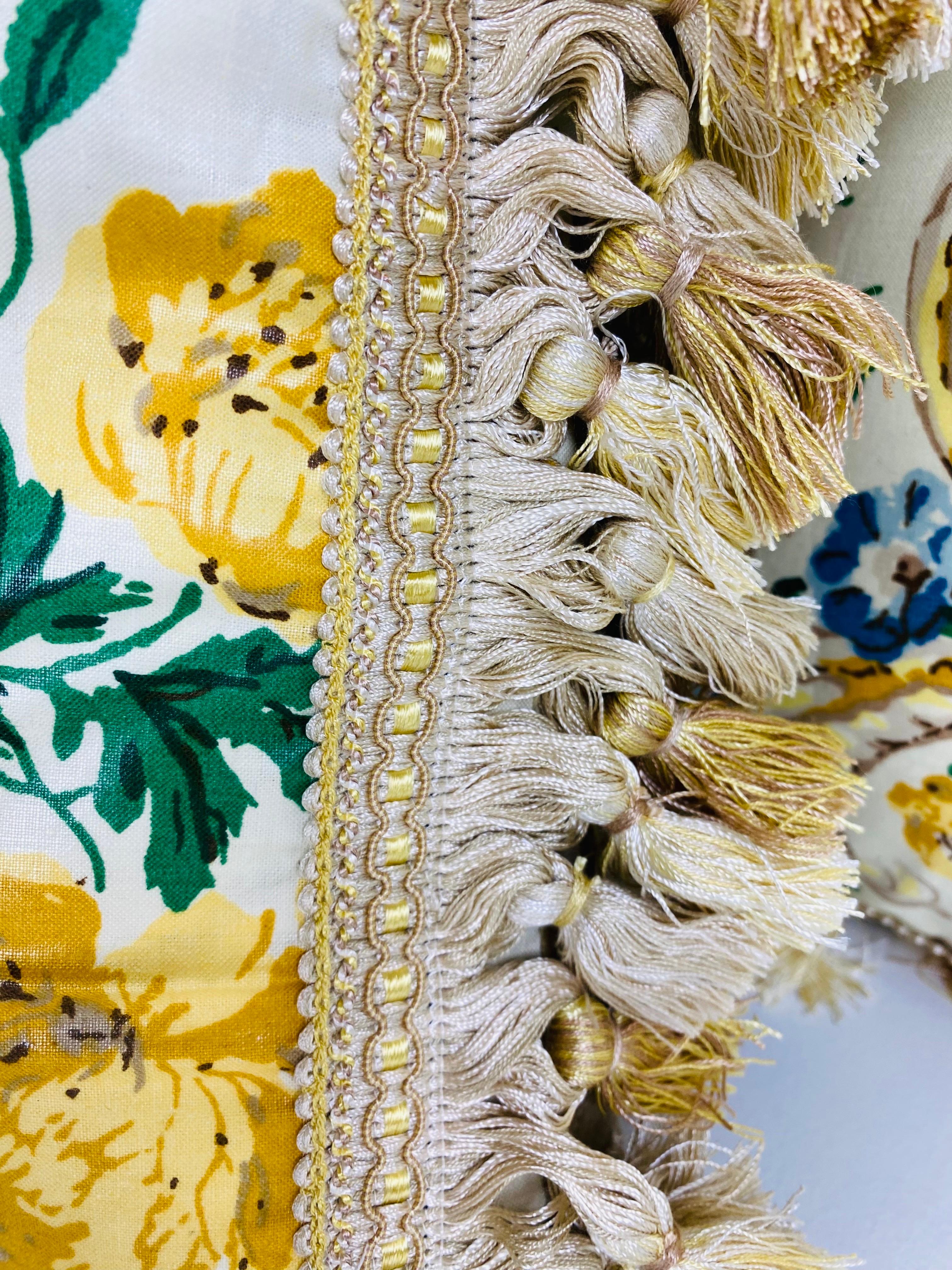 Provincial français Coussins lombaires vintage Clarence House à fleurs en coton gaufré en vente