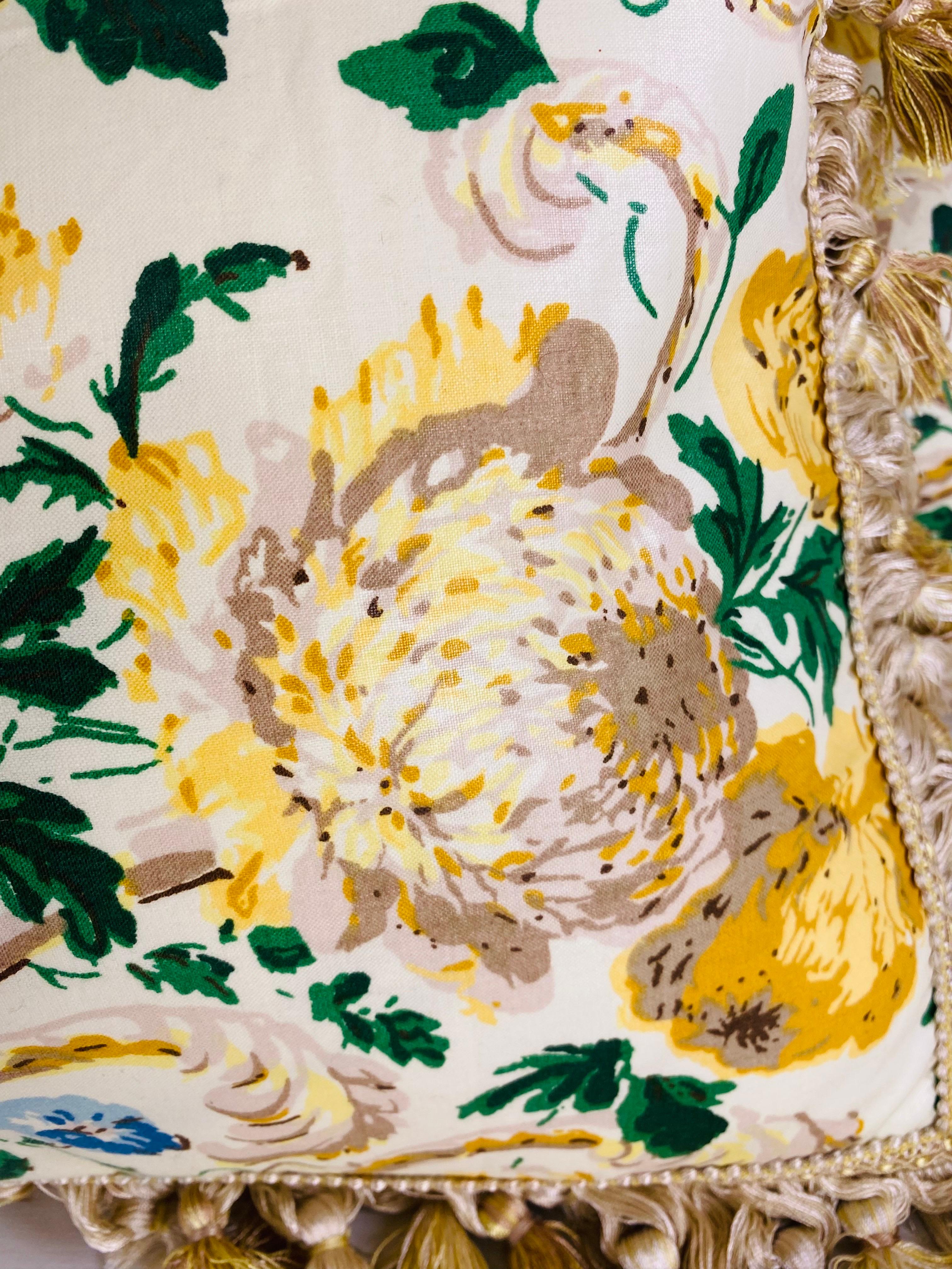 Fait main Coussins lombaires vintage Clarence House à fleurs en coton gaufré en vente