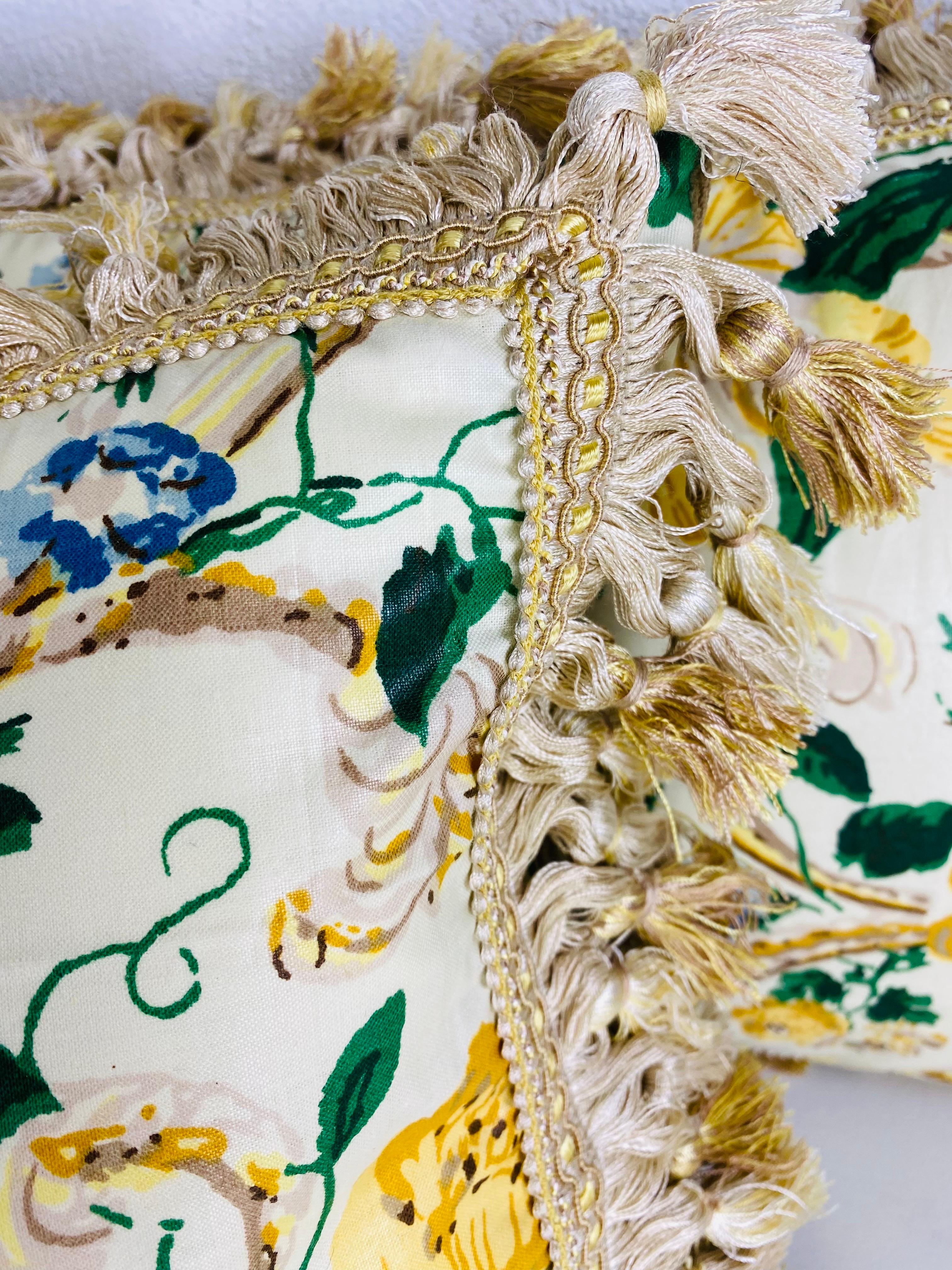 Coussins lombaires vintage Clarence House à fleurs en coton gaufré Bon état - En vente à Allentown, PA