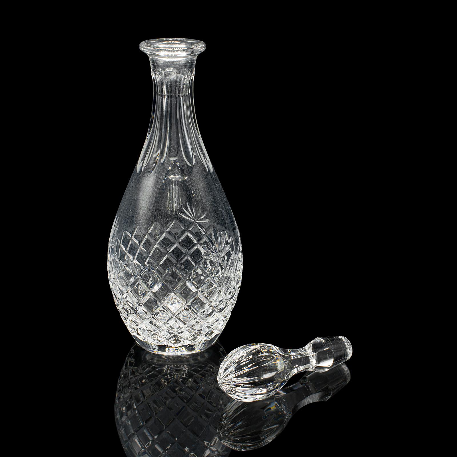 Si tratta di un decanter per claret d'epoca, di origine inglese e dall'accattivante forma di vetro tagliato ad ananas, risalente alla fine del XX secolo, circa 1970. Un'aggiunta elegante al mobile delle bevande o al servizio da tavola, ideale per