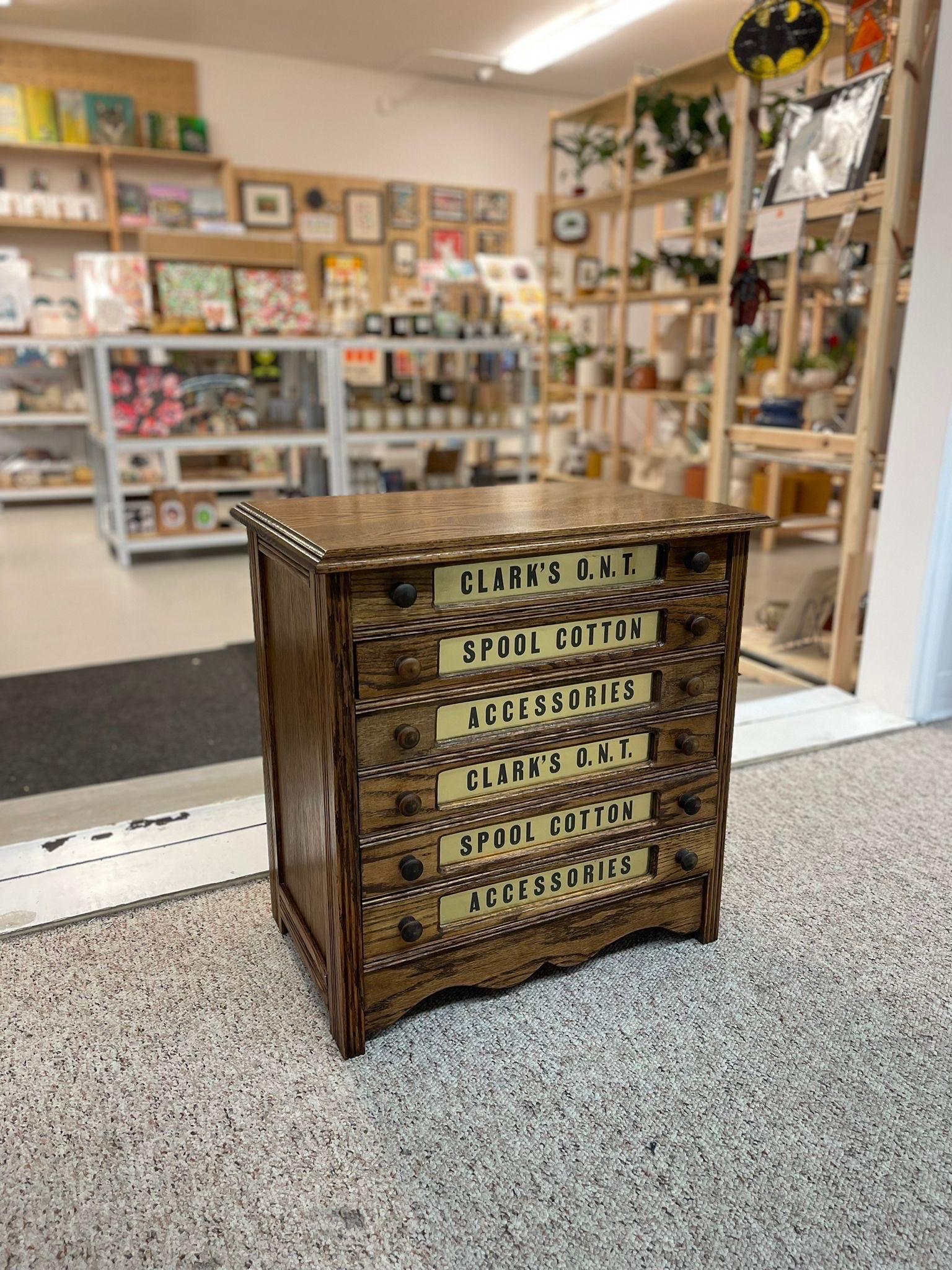 Vintage Clark's 0.n.t Spool Cabinet. (Ende des 20. Jahrhunderts) im Angebot