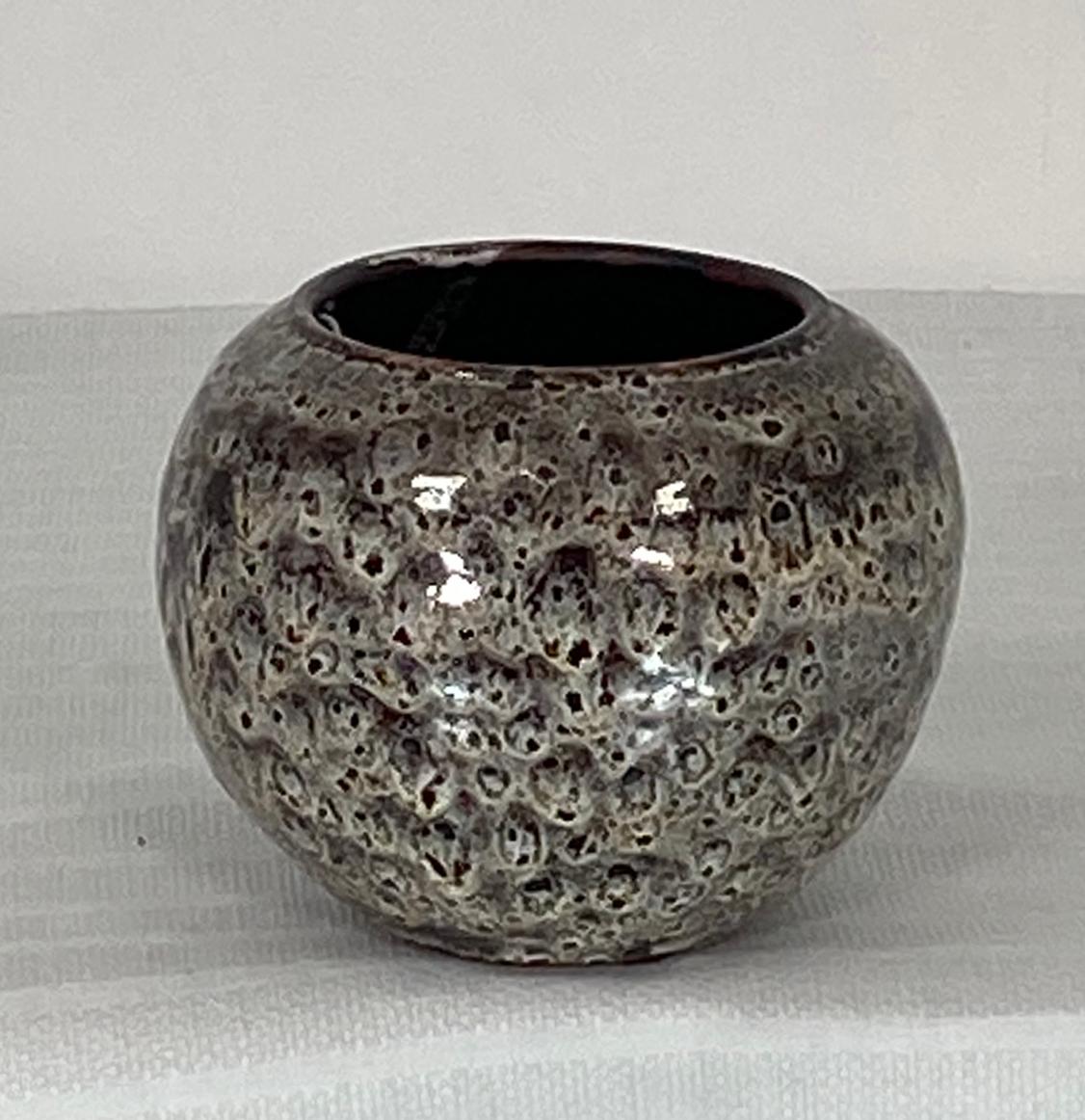 Vintage Clary Von Ruckteschell-Trueb Studio Art Pottery Vase. Has a beautiful
textured hi-gloss glaze. Hand thrown studio ceramic vase from the 20th century. 4 inches high with a 5 inch diameter. Clary Von Ruckteschell-Trueb was a Swiss - German