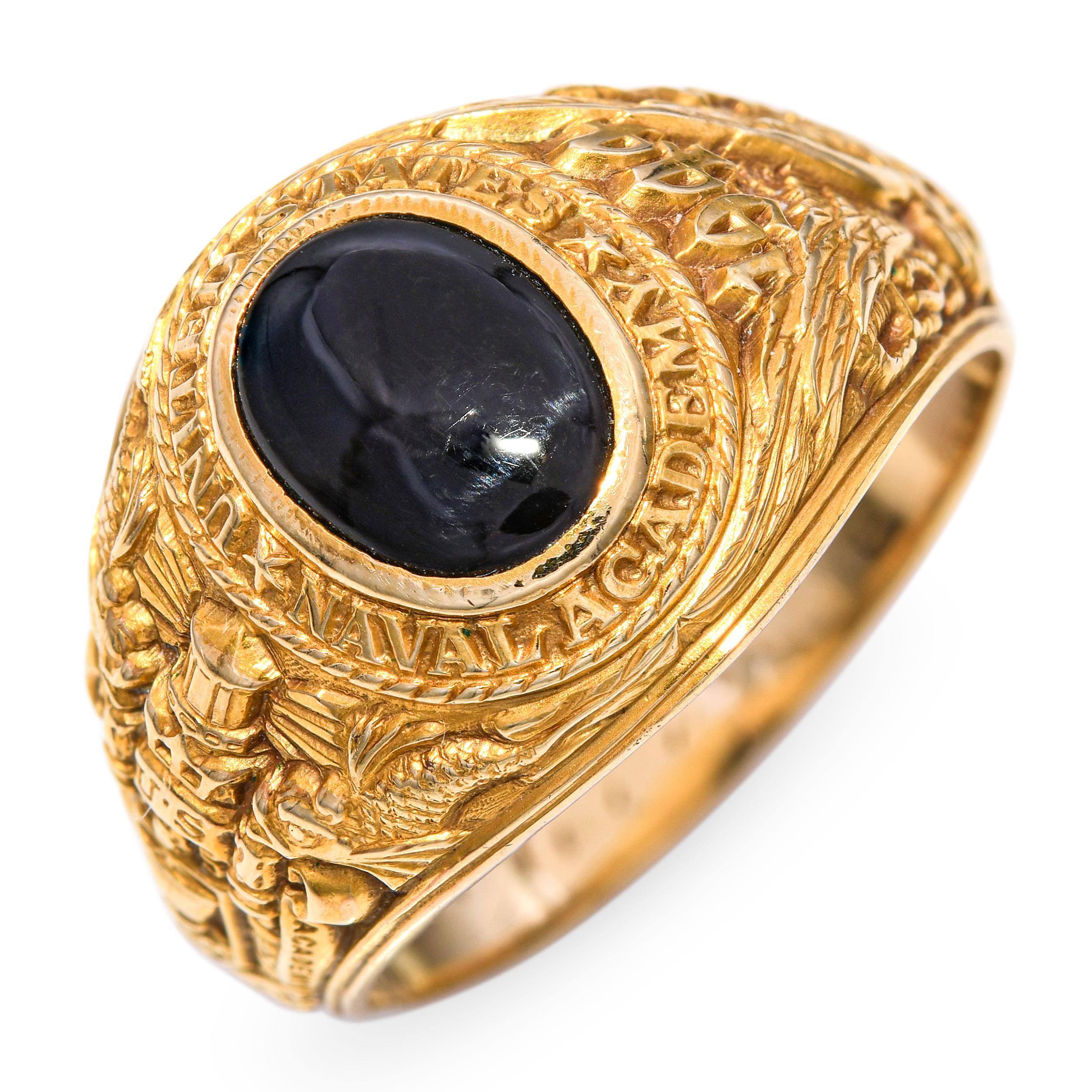 Anello storico dell'Accademia Navale degli Stati Uniti, realizzato in oro giallo 13 carati e con un onice nero cabochon lucidato. Sulla lunetta è incisa la United States Naval Academy che circonda la pietra, mentre le spalle riccamente scolpite