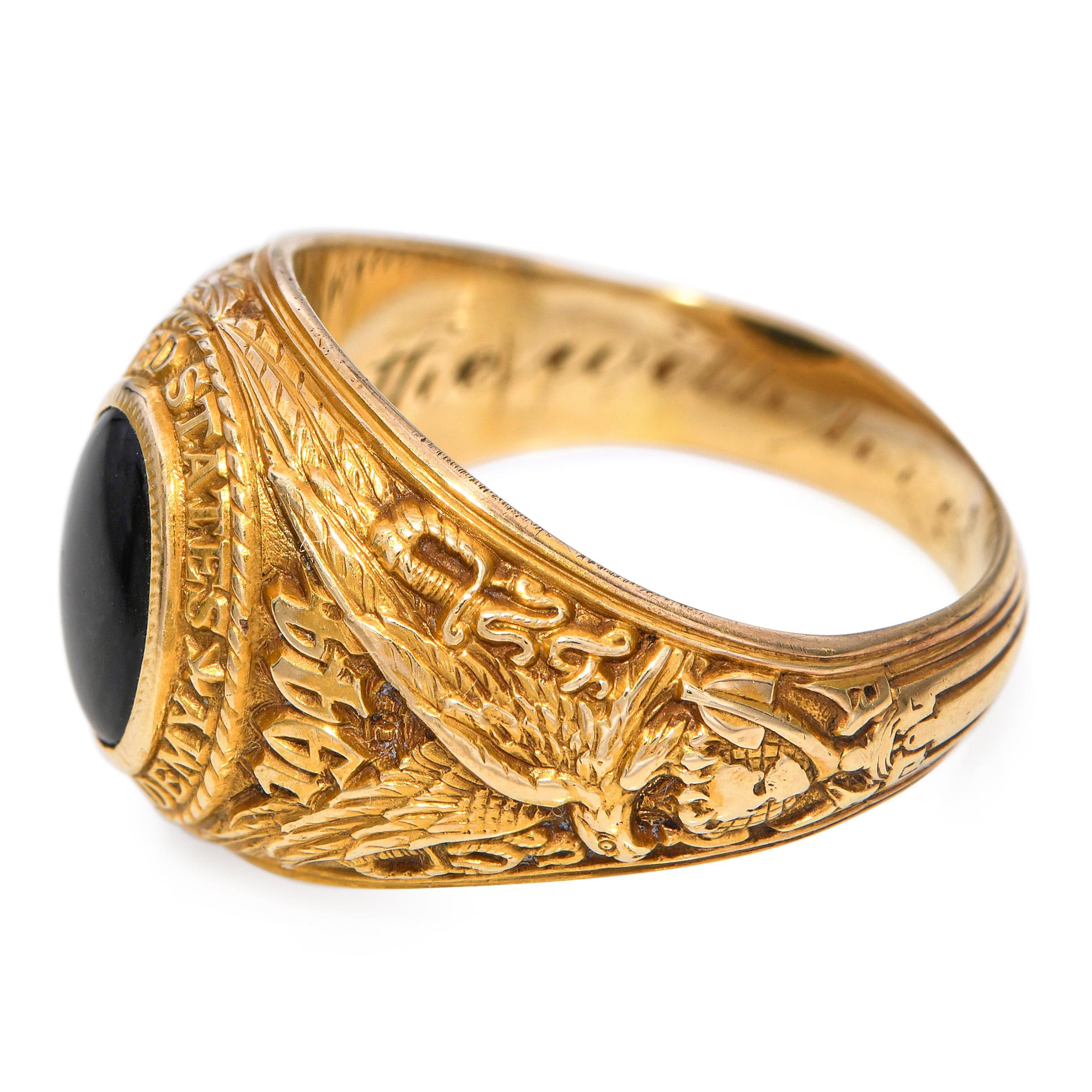 Uomo Anello d'epoca in oro giallo con onice della classe 1944 dell'Accademia Navale degli Stati Uniti in vendita
